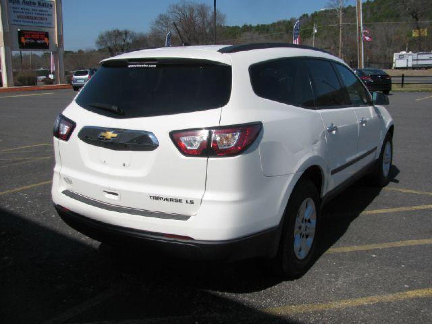2014 White Chevrolet Traverse LS FWD (1GNKRFKD2EJ) with an 3.6L V6 DOHC 24V engine, 6-Speed Automatic transmission, located at 2443 Albert Pike, Hot Springs, AR, 71913, (501) 623-6255, 34.492222, -93.109993 - Photo#3