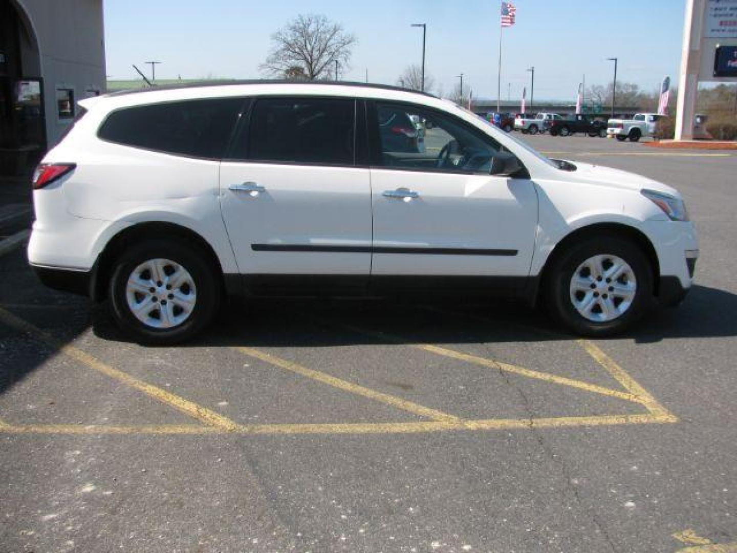 2014 White Chevrolet Traverse LS FWD (1GNKRFKD2EJ) with an 3.6L V6 DOHC 24V engine, 6-Speed Automatic transmission, located at 2443 Albert Pike, Hot Springs, AR, 71913, (501) 623-6255, 34.492222, -93.109993 - Photo#4