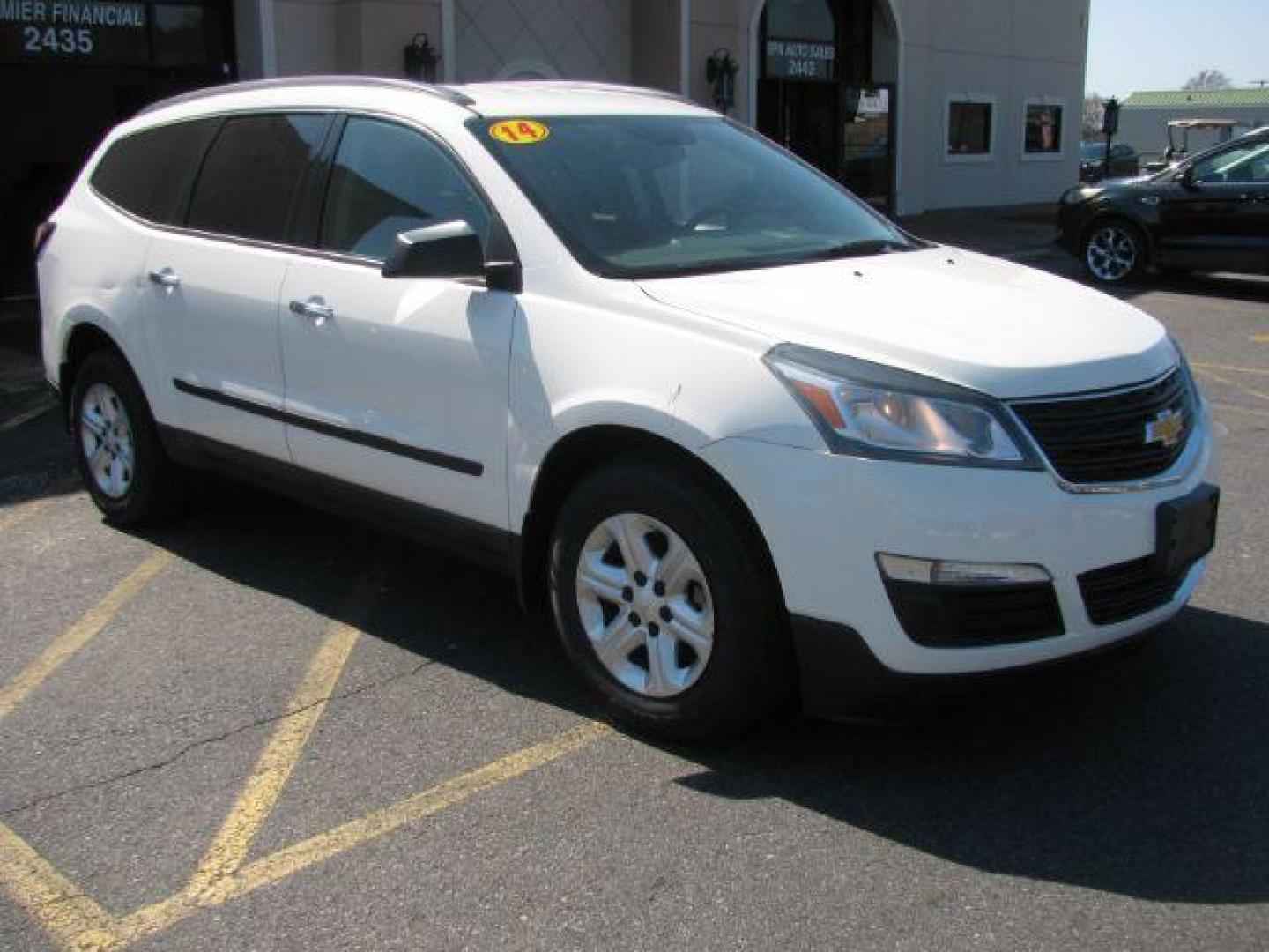 2014 White Chevrolet Traverse LS FWD (1GNKRFKD2EJ) with an 3.6L V6 DOHC 24V engine, 6-Speed Automatic transmission, located at 2443 Albert Pike, Hot Springs, AR, 71913, (501) 623-6255, 34.492222, -93.109993 - Photo#5