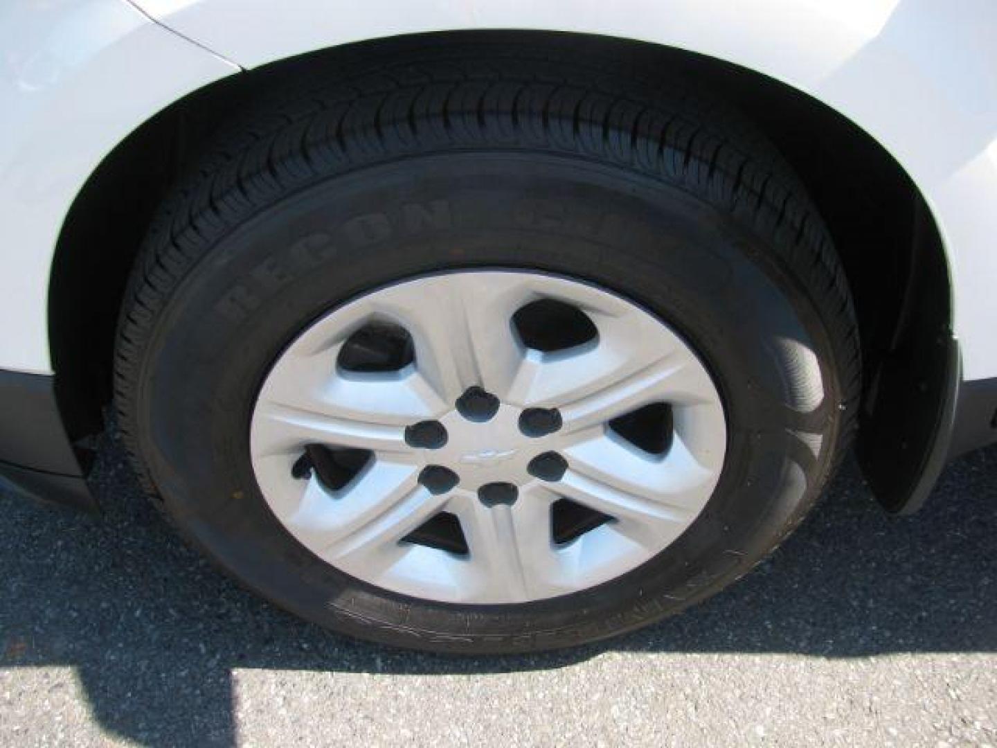 2014 White Chevrolet Traverse LS FWD (1GNKRFKD2EJ) with an 3.6L V6 DOHC 24V engine, 6-Speed Automatic transmission, located at 2443 Albert Pike, Hot Springs, AR, 71913, (501) 623-6255, 34.492222, -93.109993 - Photo#6