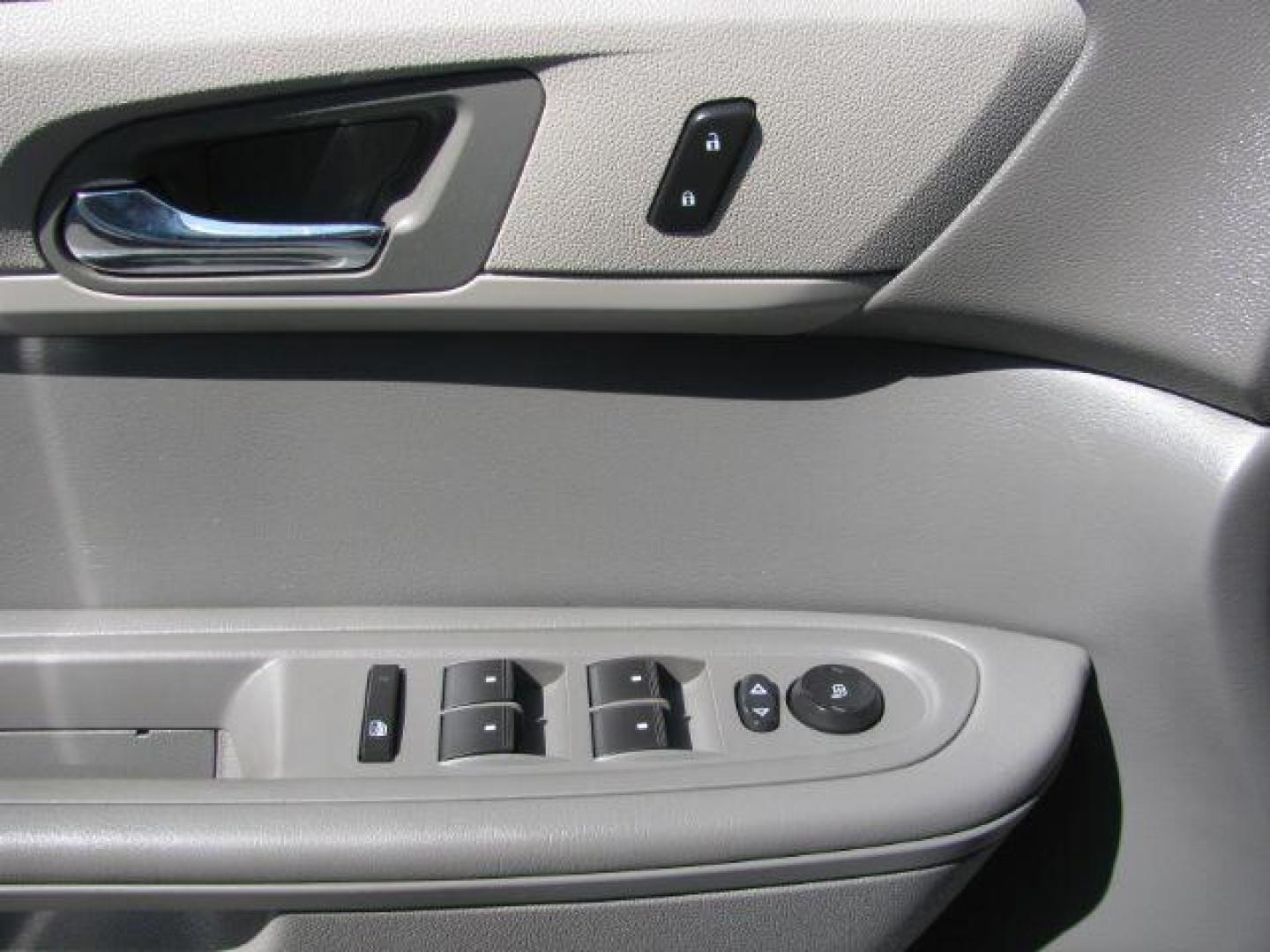 2014 White Chevrolet Traverse LS FWD (1GNKRFKD2EJ) with an 3.6L V6 DOHC 24V engine, 6-Speed Automatic transmission, located at 2443 Albert Pike, Hot Springs, AR, 71913, (501) 623-6255, 34.492222, -93.109993 - Photo#10