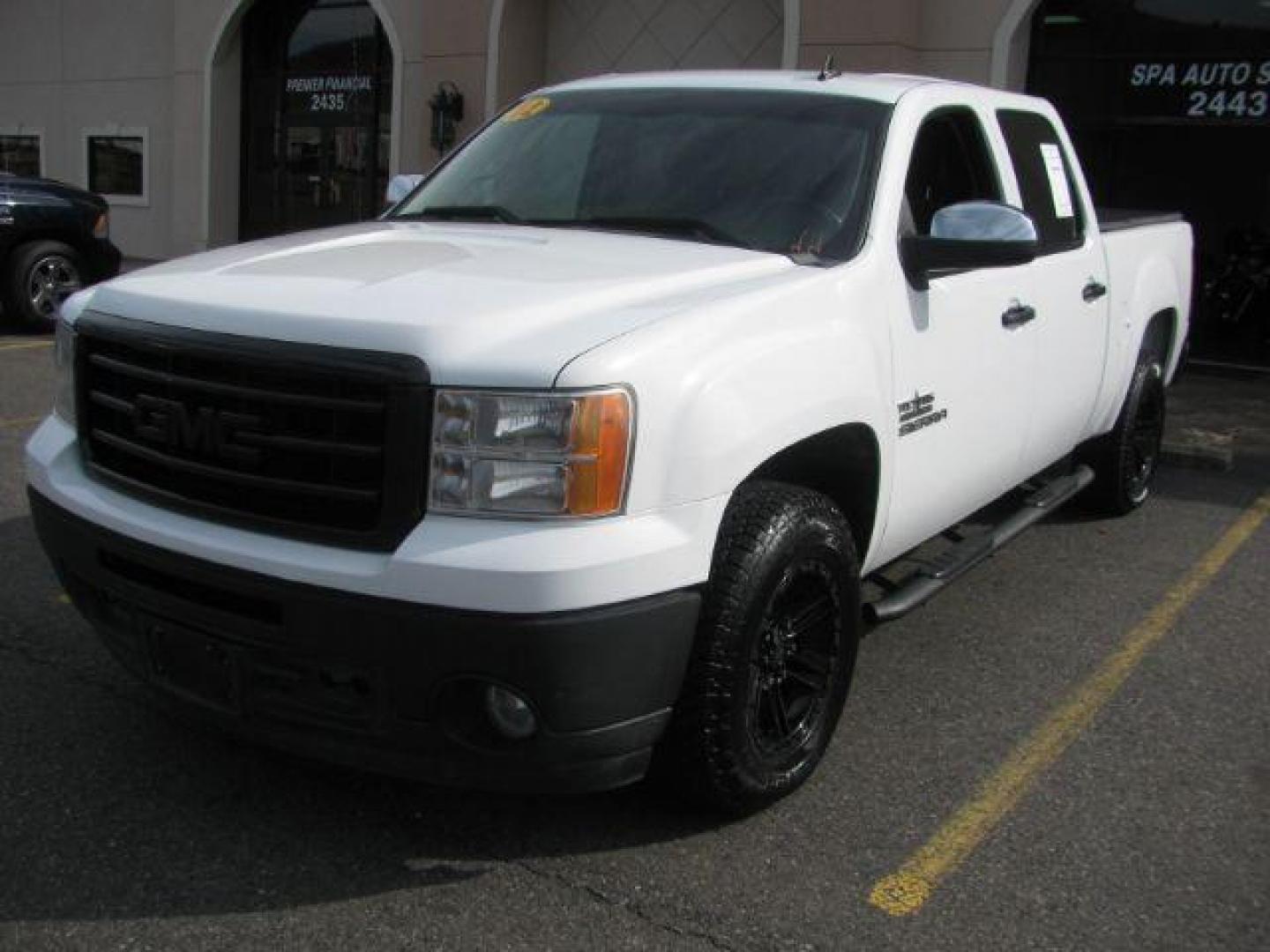 2012 White GMC Sierra 1500 SLE Crew Cab 2WD (3GTP1VE01CG) with an 5.3L V8 OHV 16V FFV engine, 6-Speed Automatic transmission, located at 2443 Albert Pike, Hot Springs, AR, 71913, (501) 623-6255, 34.492222, -93.109993 - Photo#0