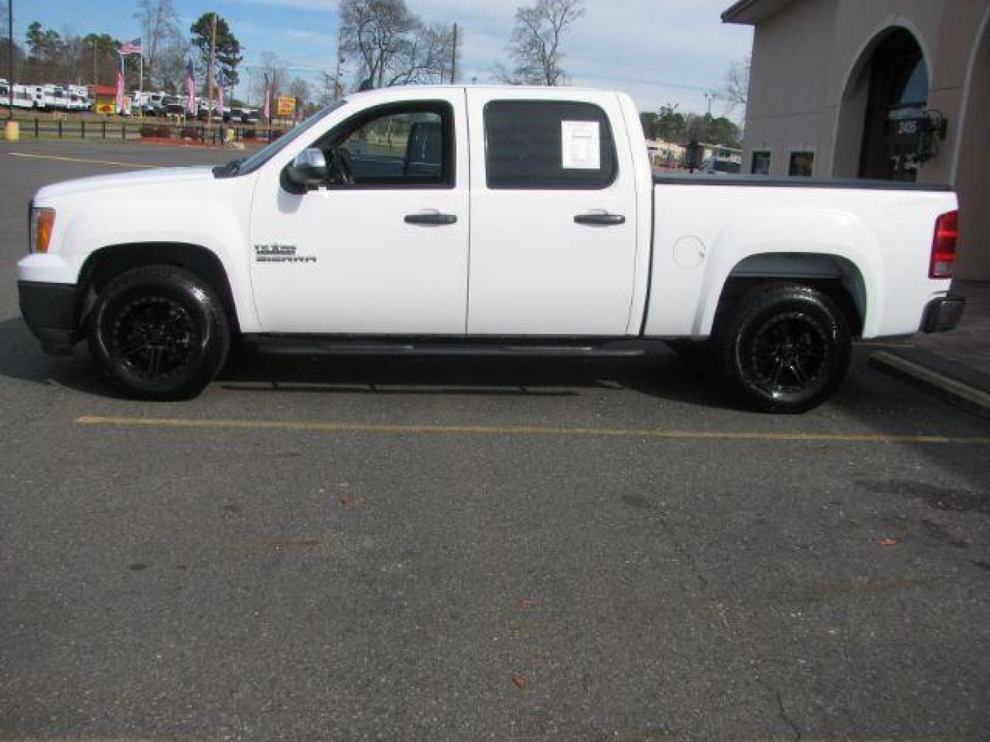 2012 White GMC Sierra 1500 SLE Crew Cab 2WD (3GTP1VE01CG) with an 5.3L V8 OHV 16V FFV engine, 6-Speed Automatic transmission, located at 2443 Albert Pike, Hot Springs, AR, 71913, (501) 623-6255, 34.492222, -93.109993 - Photo#1