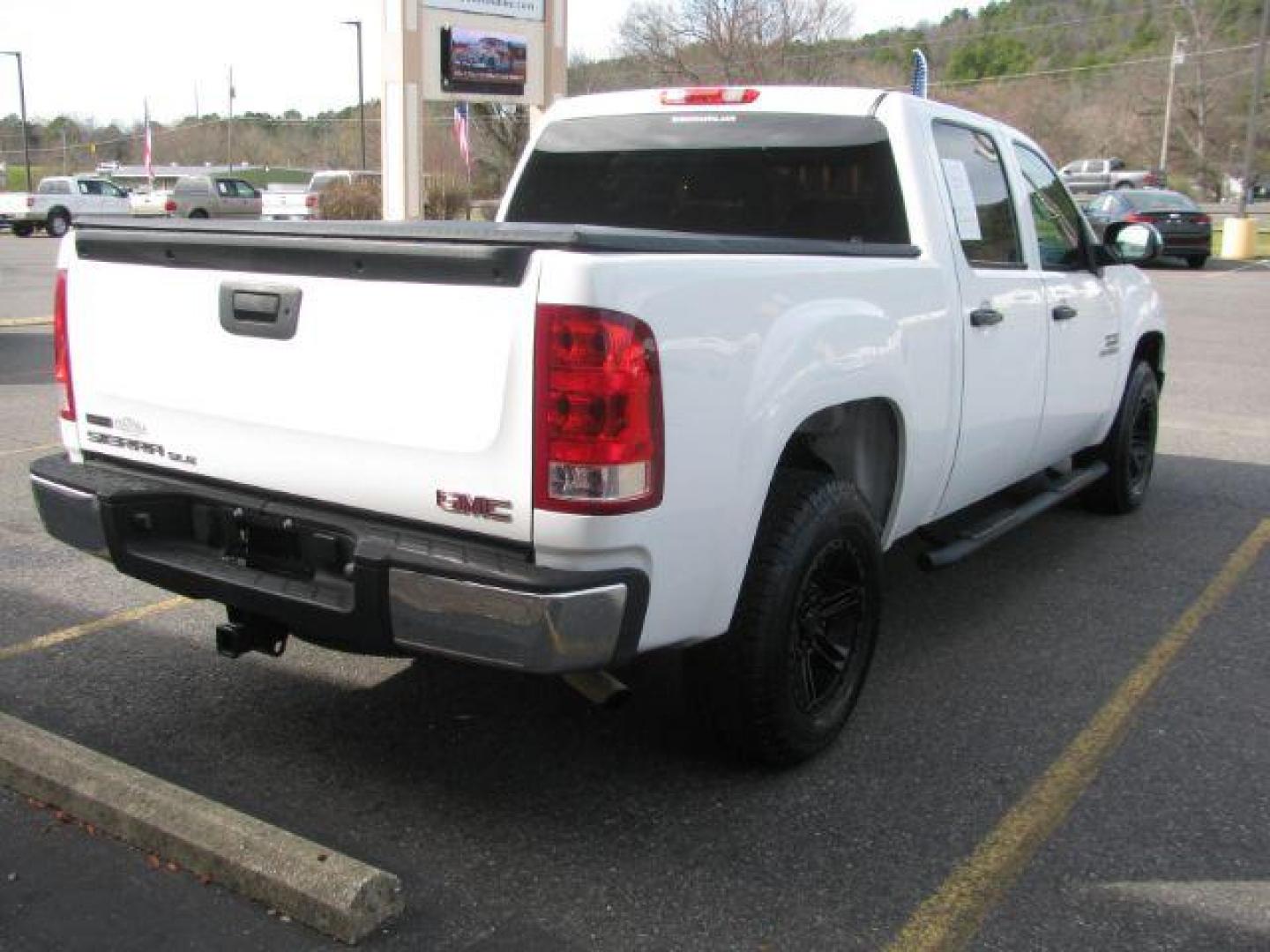 2012 White GMC Sierra 1500 SLE Crew Cab 2WD (3GTP1VE01CG) with an 5.3L V8 OHV 16V FFV engine, 6-Speed Automatic transmission, located at 2443 Albert Pike, Hot Springs, AR, 71913, (501) 623-6255, 34.492222, -93.109993 - Photo#4