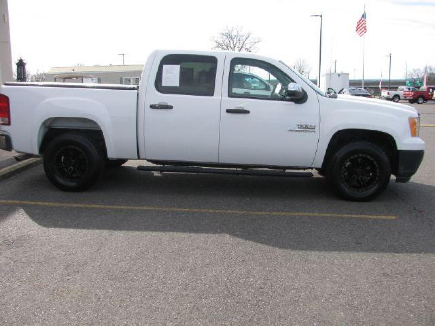 2012 White GMC Sierra 1500 SLE Crew Cab 2WD (3GTP1VE01CG) with an 5.3L V8 OHV 16V FFV engine, 6-Speed Automatic transmission, located at 2443 Albert Pike, Hot Springs, AR, 71913, (501) 623-6255, 34.492222, -93.109993 - Photo#5