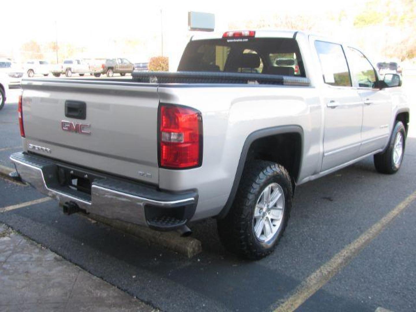 2015 Silver GMC Sierra 1500 SLE Crew Cab Short Box 2WD (3GTP1UEC0FG) with an 5.3L V8 OHV 16V engine, 6-Speed Automatic transmission, located at 2443 Albert Pike, Hot Springs, AR, 71913, (501) 623-6255, 34.492222, -93.109993 - Photo#4