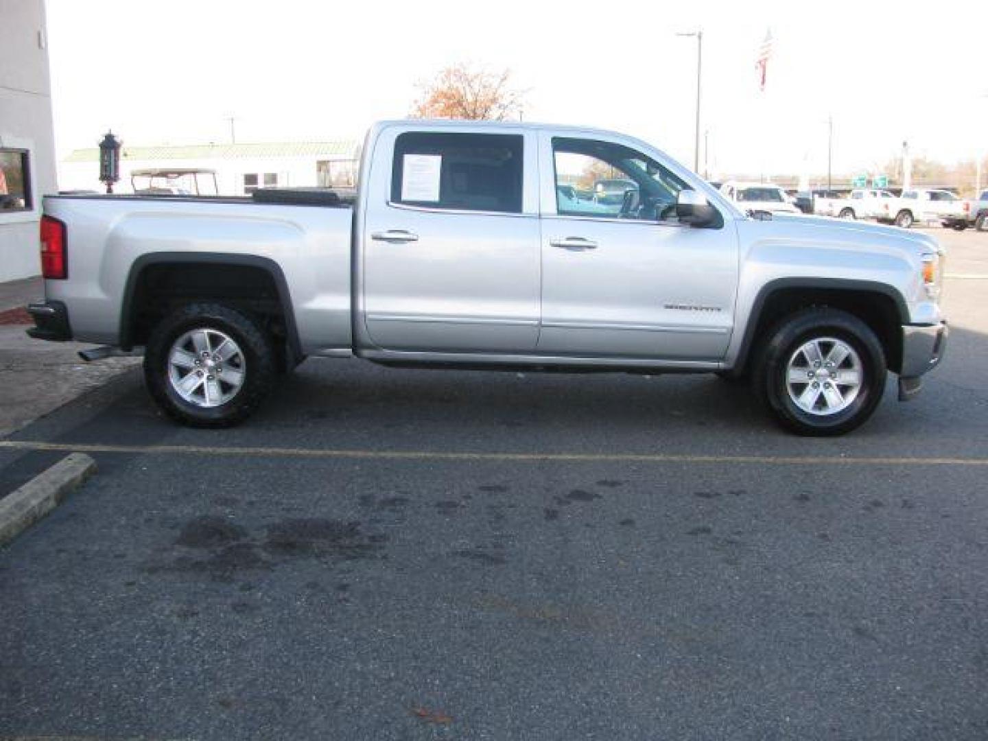 2015 Silver GMC Sierra 1500 SLE Crew Cab Short Box 2WD (3GTP1UEC0FG) with an 5.3L V8 OHV 16V engine, 6-Speed Automatic transmission, located at 2443 Albert Pike, Hot Springs, AR, 71913, (501) 623-6255, 34.492222, -93.109993 - Photo#5
