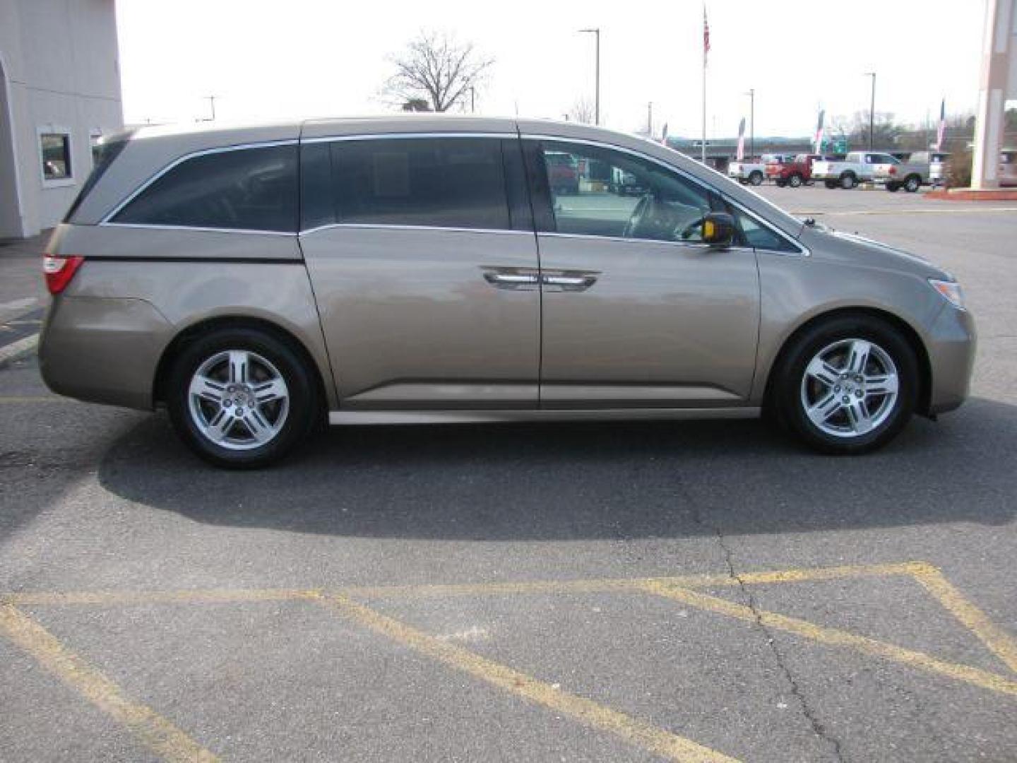 2013 Tan Honda Odyssey Touring | Touring Elite (5FNRL5H90DB) with an 3.5L V-6 i-VTEC variable valve control engine, located at 2443 Albert Pike, Hot Springs, AR, 71913, (501) 623-6255, 34.492222, -93.109993 - Photo#4