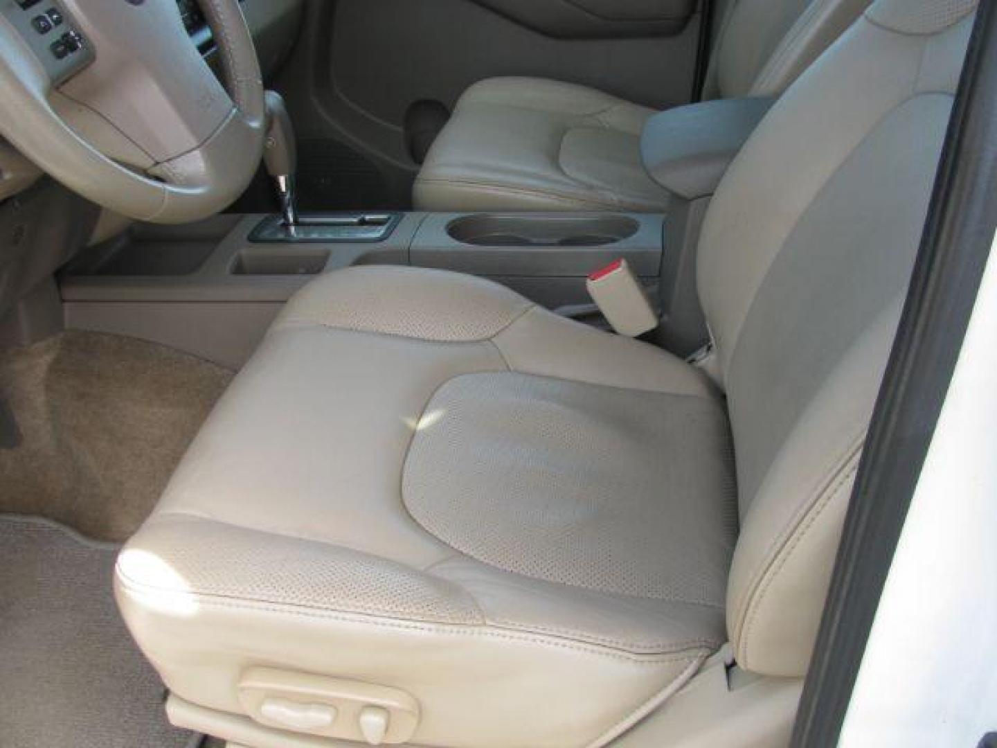 2013 White Nissan Frontier SL (1N6AD0ER7DN) with an VQ 4L V-6 DOHC engine, located at 2443 Albert Pike, Hot Springs, AR, 71913, (501) 623-6255, 34.492222, -93.109993 - Photo#9