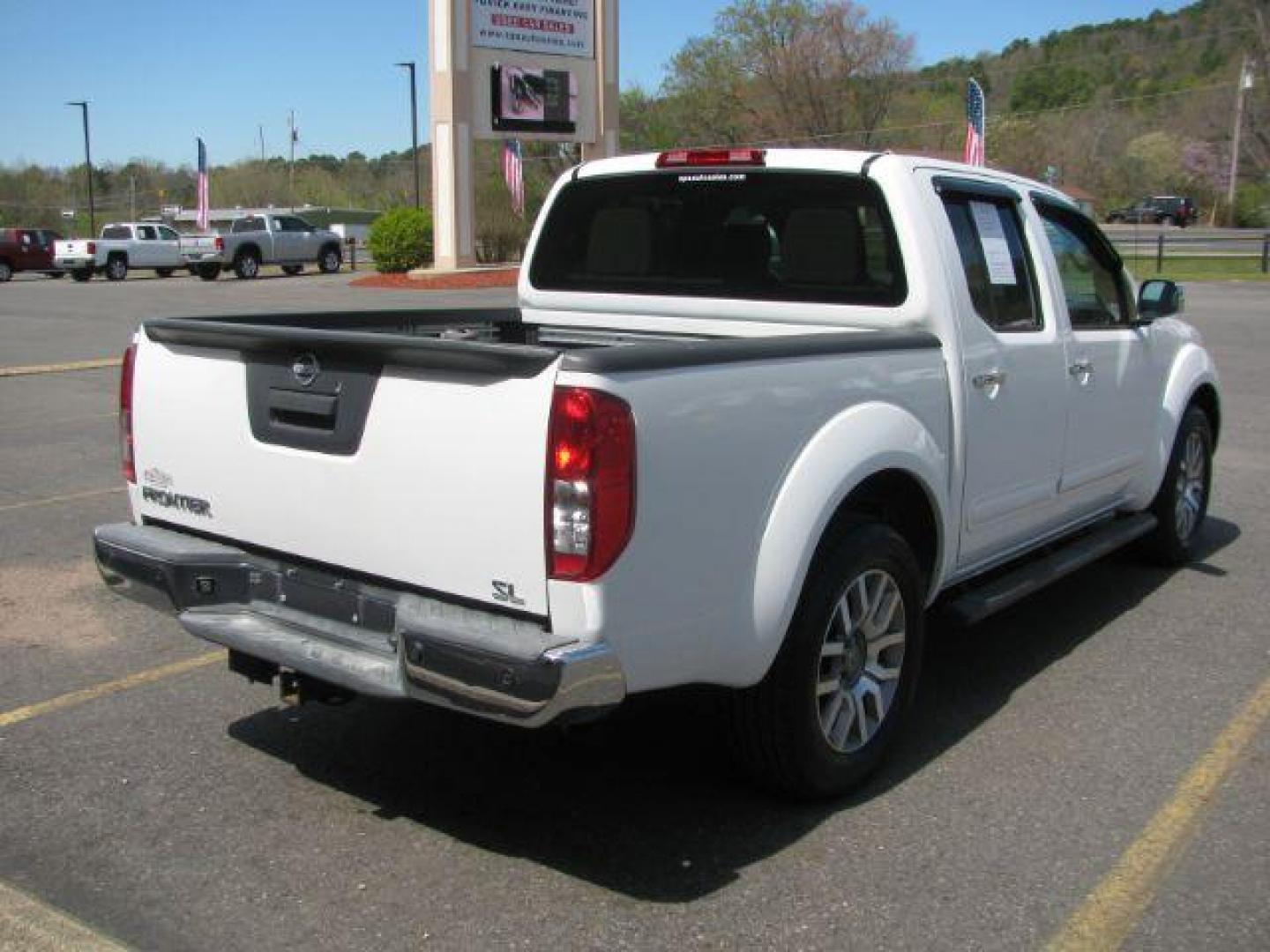 2013 White Nissan Frontier SL (1N6AD0ER7DN) with an VQ 4L V-6 DOHC engine, located at 2443 Albert Pike, Hot Springs, AR, 71913, (501) 623-6255, 34.492222, -93.109993 - Photo#4