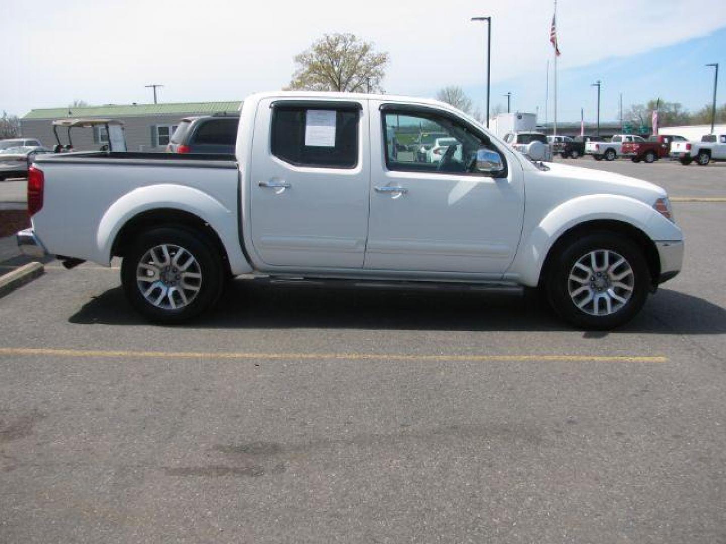 2013 White Nissan Frontier SL (1N6AD0ER7DN) with an VQ 4L V-6 DOHC engine, located at 2443 Albert Pike, Hot Springs, AR, 71913, (501) 623-6255, 34.492222, -93.109993 - Photo#5