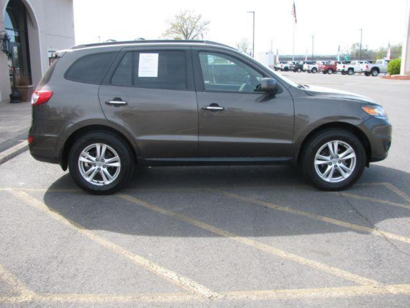 2012 Gray Hyundai Santa Fe Limited V6 (5XYZKDAG8CG) with an 3.5L V-6 DOHC engine, located at 2443 Albert Pike, Hot Springs, AR, 71913, (501) 623-6255, 34.492222, -93.109993 - Photo#4