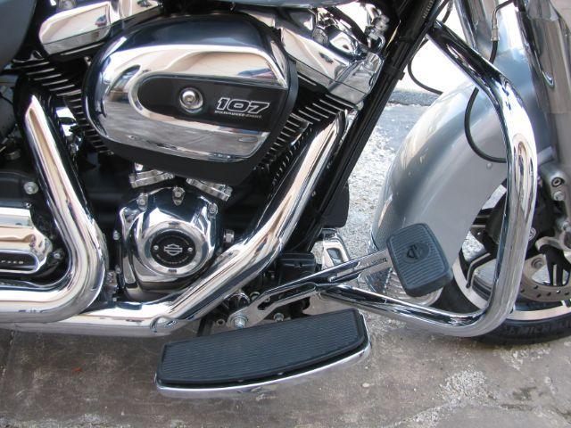 2019 Silver Harley-Davidson Road King Road King (1HD1FBC19KB) with an 1746cc engine, Manual transmission, located at 2443 Albert Pike, Hot Springs, AR, 71913, (501) 623-6255, 34.492222, -93.109993 - Photo#4