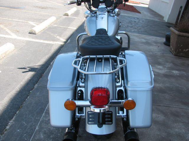 2019 Silver Harley-Davidson Road King Road King (1HD1FBC19KB) with an 1746cc engine, Manual transmission, located at 2443 Albert Pike, Hot Springs, AR, 71913, (501) 623-6255, 34.492222, -93.109993 - Photo#5