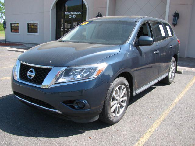 photo of 2015 Nissan Pathfinder S