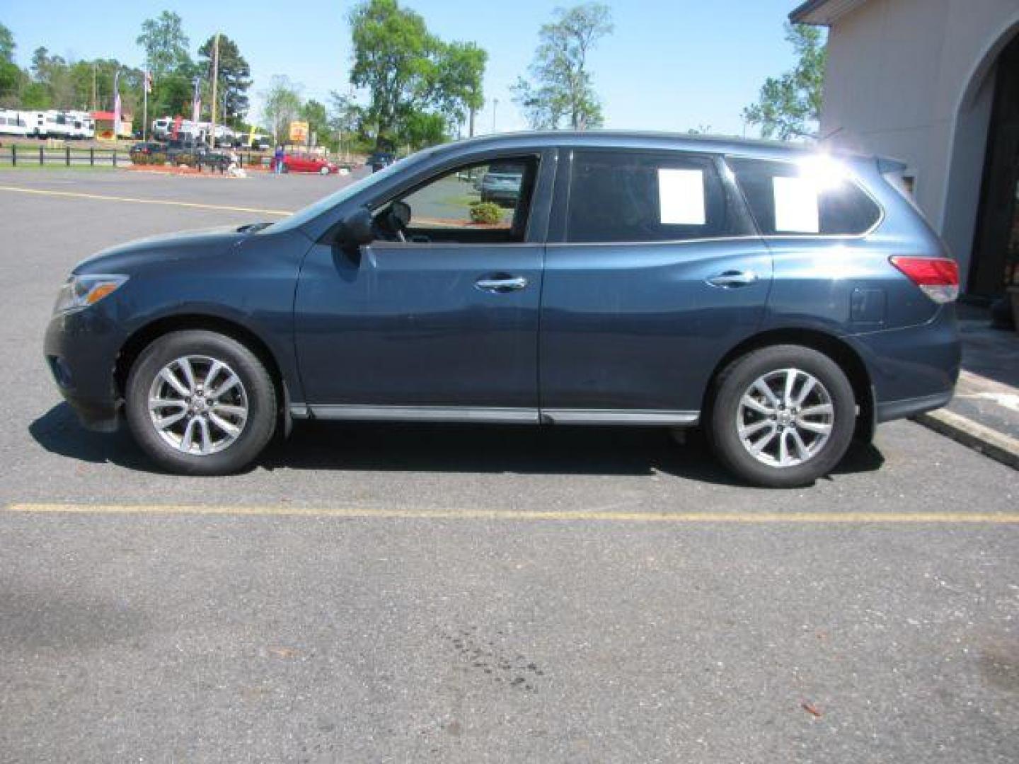2015 Blue Nissan Pathfinder S (5N1AR2MN0FC) with an 3.5L V-6 DOHC engine, automatic transmission, located at 2443 Albert Pike, Hot Springs, AR, 71913, (501) 623-6255, 34.492222, -93.109993 - Photo#1