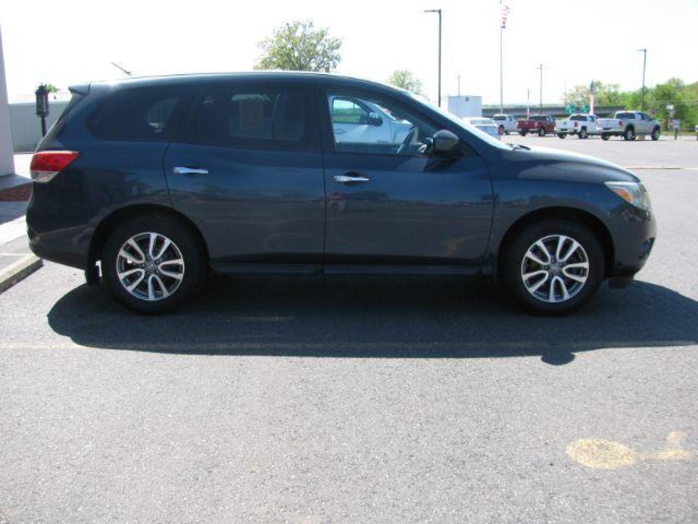 2015 Blue Nissan Pathfinder S (5N1AR2MN0FC) with an 3.5L V-6 DOHC engine, automatic transmission, located at 2443 Albert Pike, Hot Springs, AR, 71913, (501) 623-6255, 34.492222, -93.109993 - Photo#4