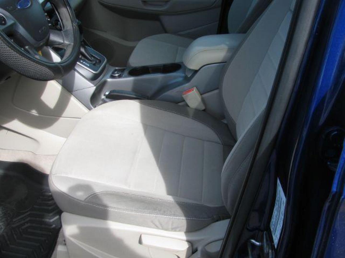 2013 Blue Ford Escape SE (1FMCU0G9XDU) with an EcoBoost 1.6L I-4 gasoline direct injection engine, located at 2443 Albert Pike, Hot Springs, AR, 71913, (501) 623-6255, 34.492222, -93.109993 - Photo#8