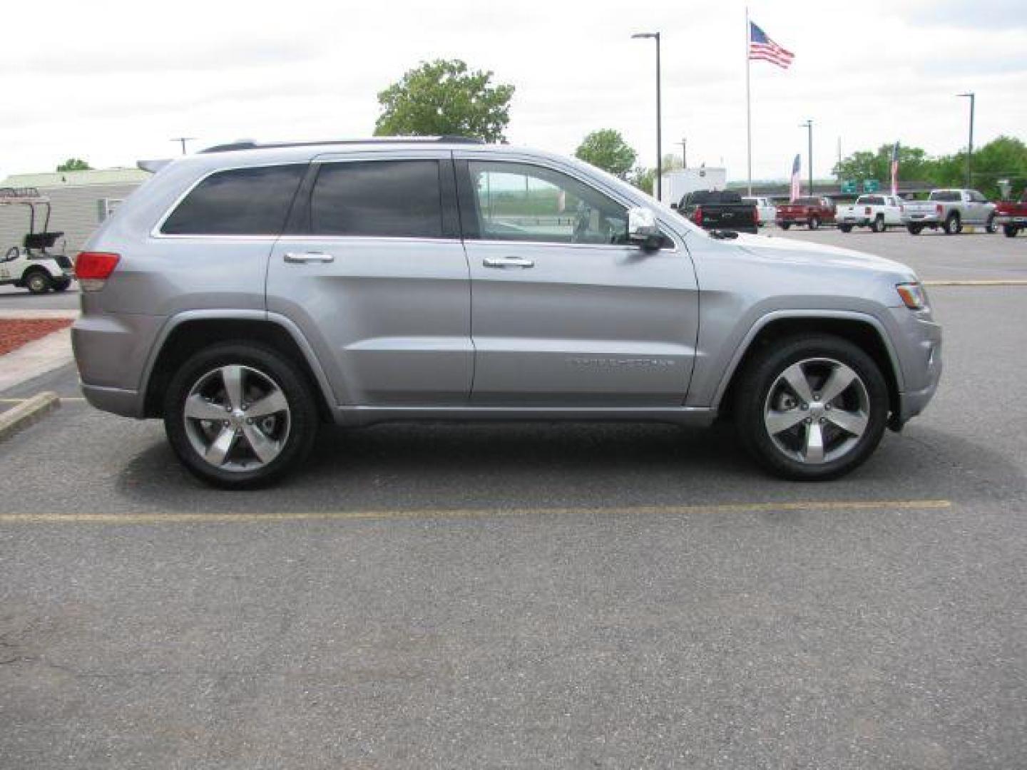 2014 Silver Jeep Grand Cherokee Overland (1C4RJECG4EC) with an 3.6L V-6 DOHC engine, Automatic transmission, located at 2443 Albert Pike, Hot Springs, AR, 71913, (501) 623-6255, 34.492222, -93.109993 - Photo#4