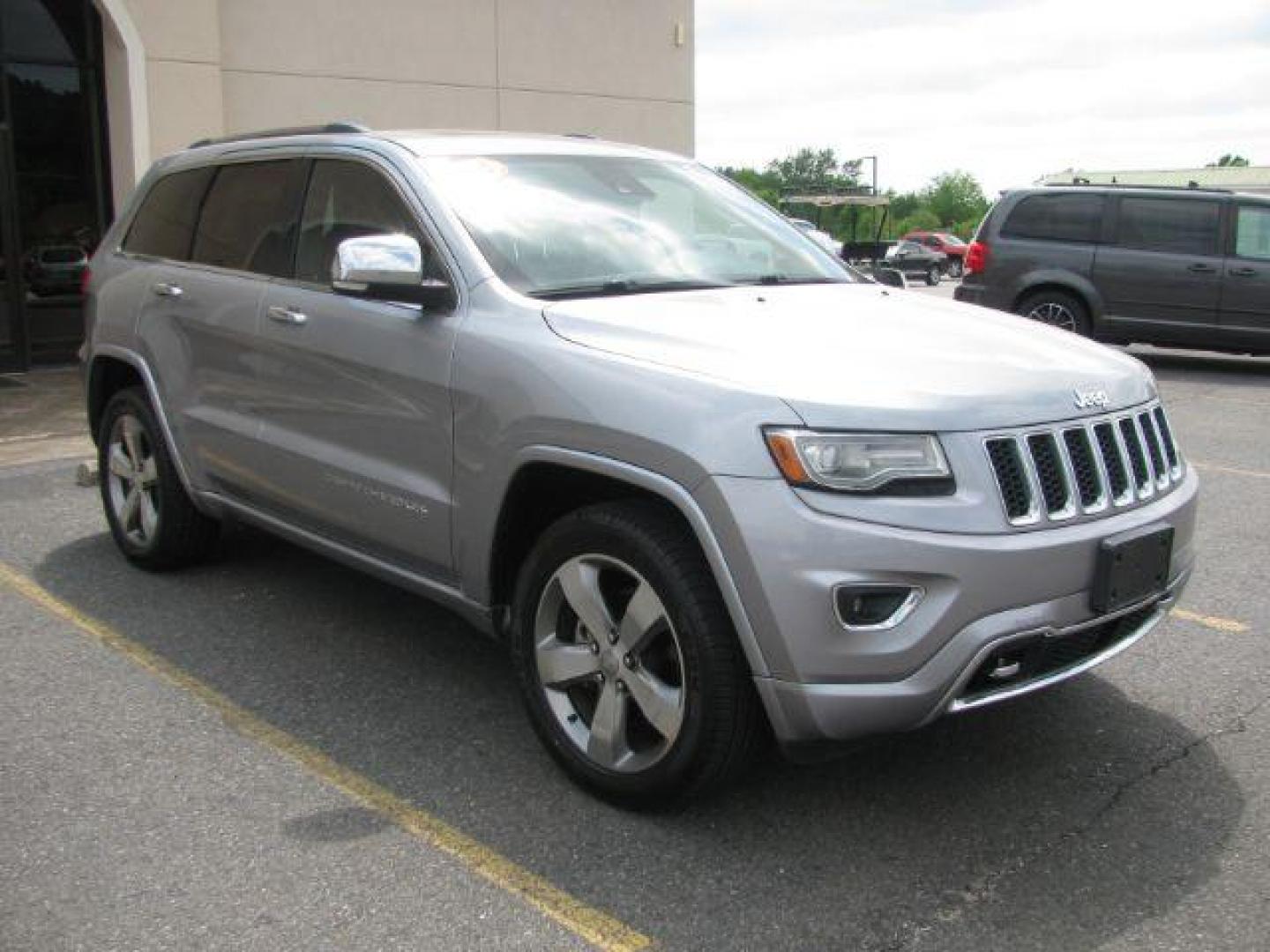 2014 Silver Jeep Grand Cherokee Overland (1C4RJECG4EC) with an 3.6L V-6 DOHC engine, Automatic transmission, located at 2443 Albert Pike, Hot Springs, AR, 71913, (501) 623-6255, 34.492222, -93.109993 - Photo#5