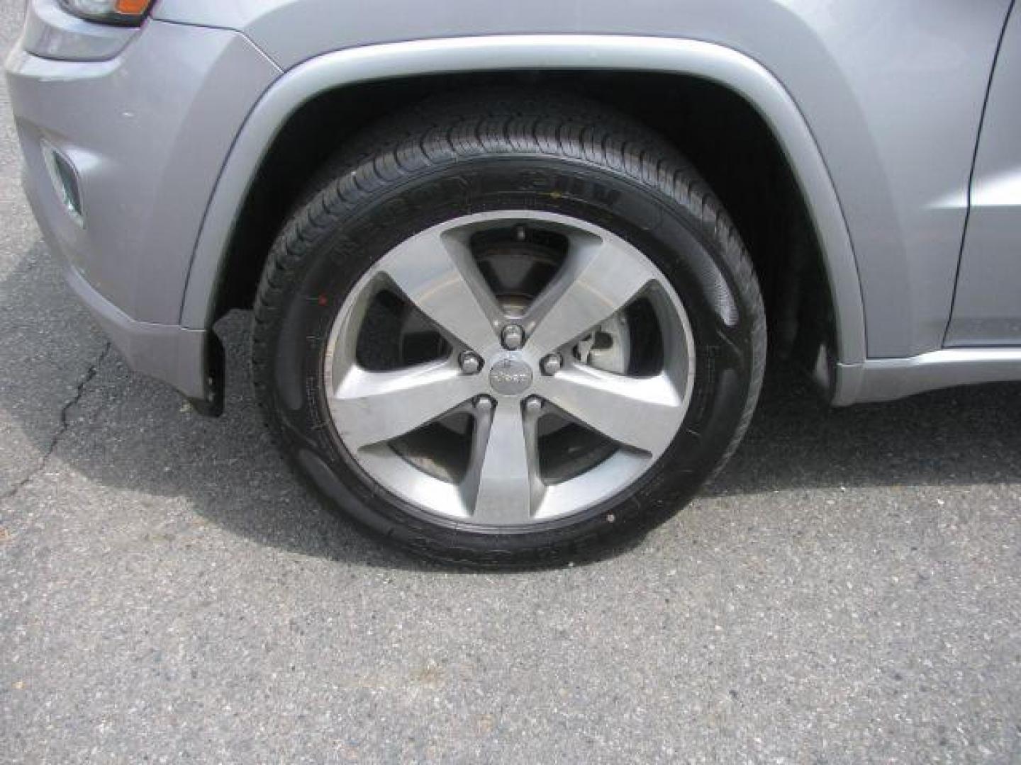 2014 Silver Jeep Grand Cherokee Overland (1C4RJECG4EC) with an 3.6L V-6 DOHC engine, Automatic transmission, located at 2443 Albert Pike, Hot Springs, AR, 71913, (501) 623-6255, 34.492222, -93.109993 - Photo#6