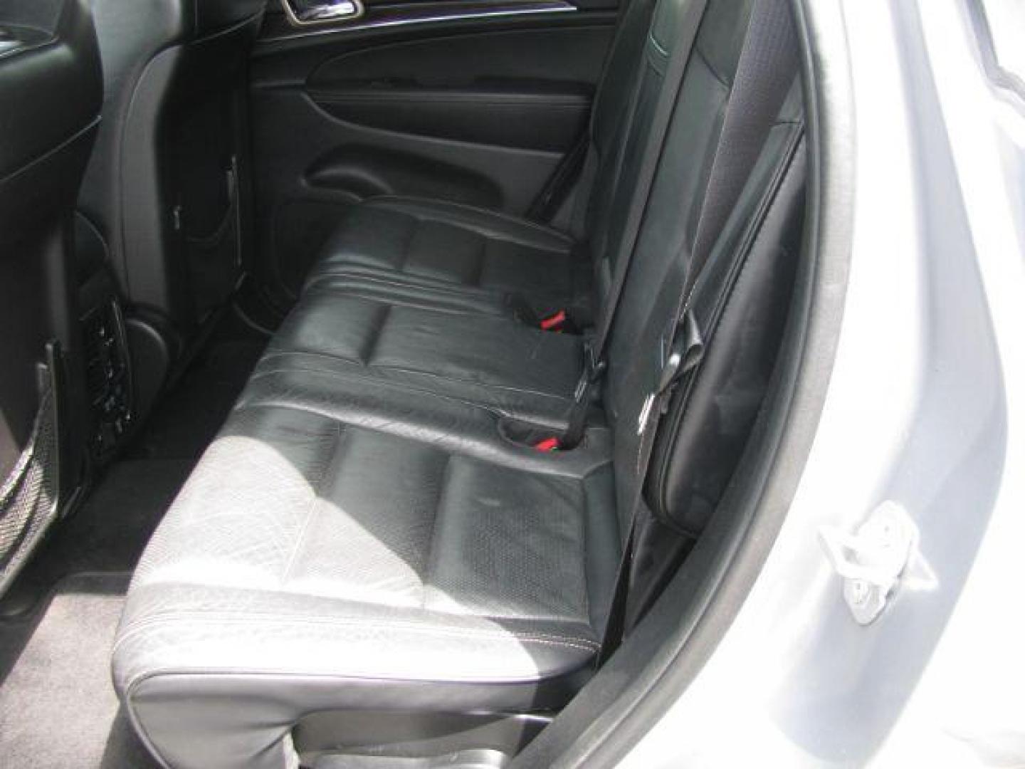 2014 Silver Jeep Grand Cherokee Overland (1C4RJECG4EC) with an 3.6L V-6 DOHC engine, Automatic transmission, located at 2443 Albert Pike, Hot Springs, AR, 71913, (501) 623-6255, 34.492222, -93.109993 - Photo#7