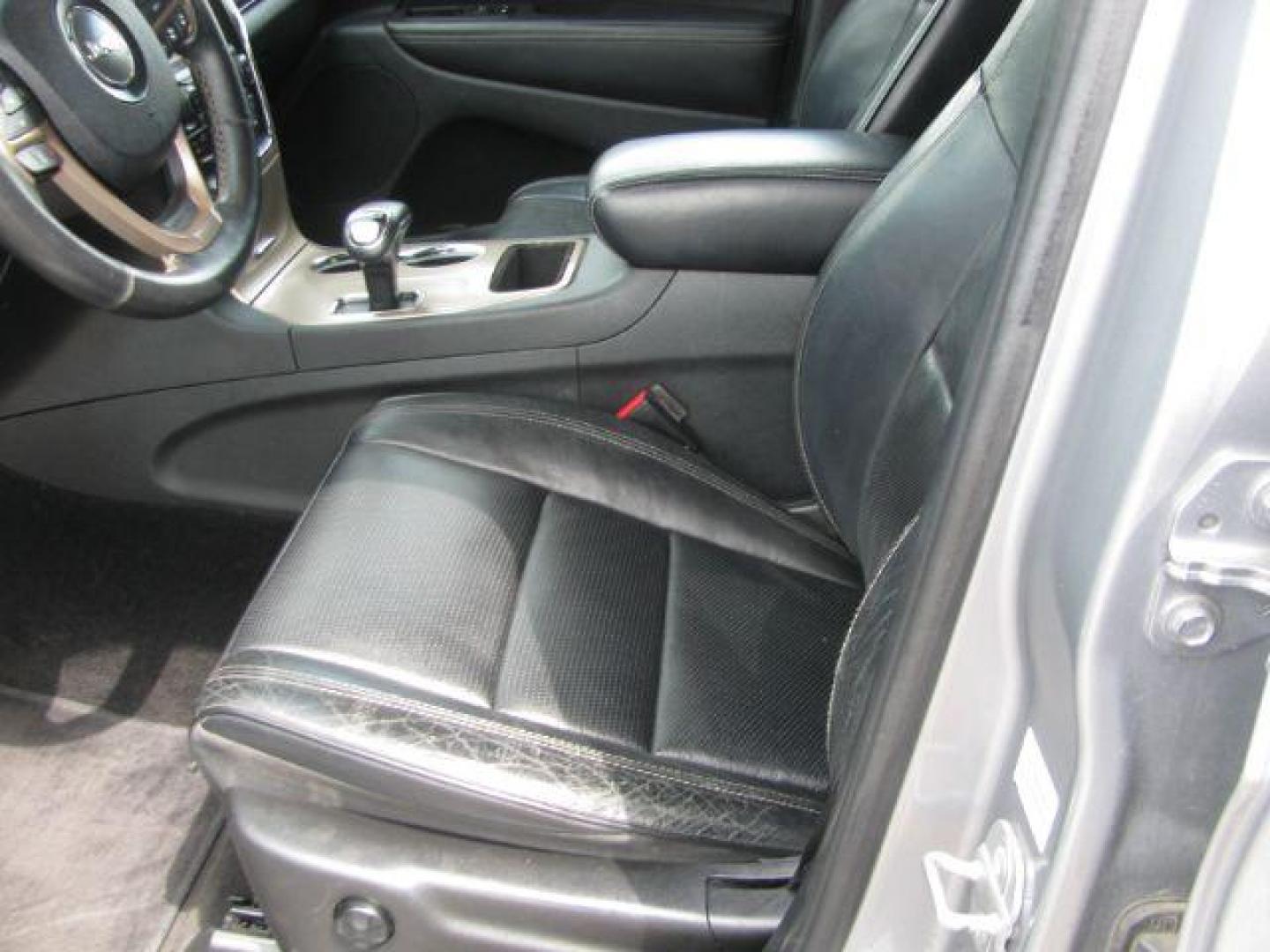 2014 Silver Jeep Grand Cherokee Overland (1C4RJECG4EC) with an 3.6L V-6 DOHC engine, Automatic transmission, located at 2443 Albert Pike, Hot Springs, AR, 71913, (501) 623-6255, 34.492222, -93.109993 - Photo#8