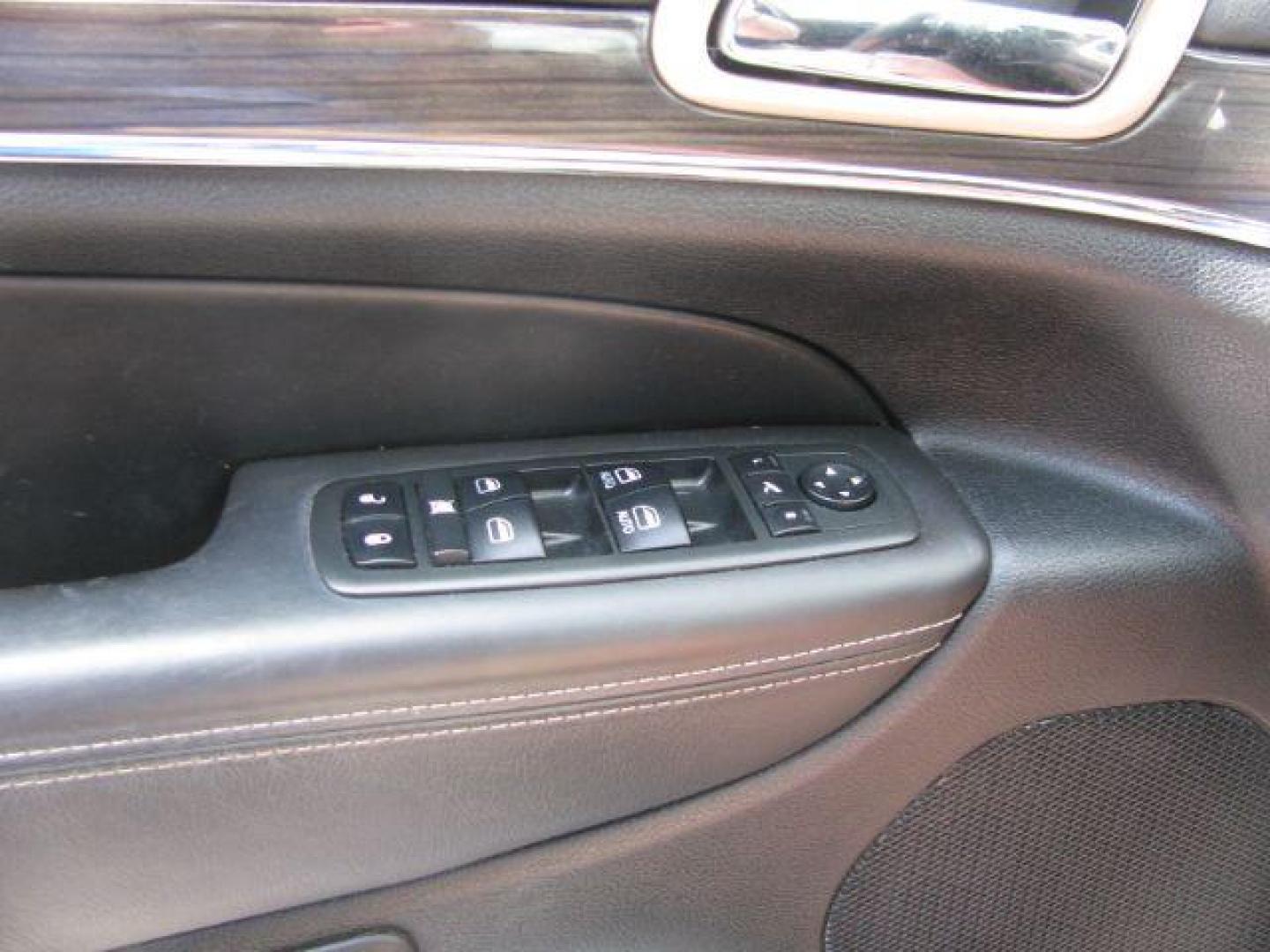 2014 Silver Jeep Grand Cherokee Overland (1C4RJECG4EC) with an 3.6L V-6 DOHC engine, Automatic transmission, located at 2443 Albert Pike, Hot Springs, AR, 71913, (501) 623-6255, 34.492222, -93.109993 - Photo#10