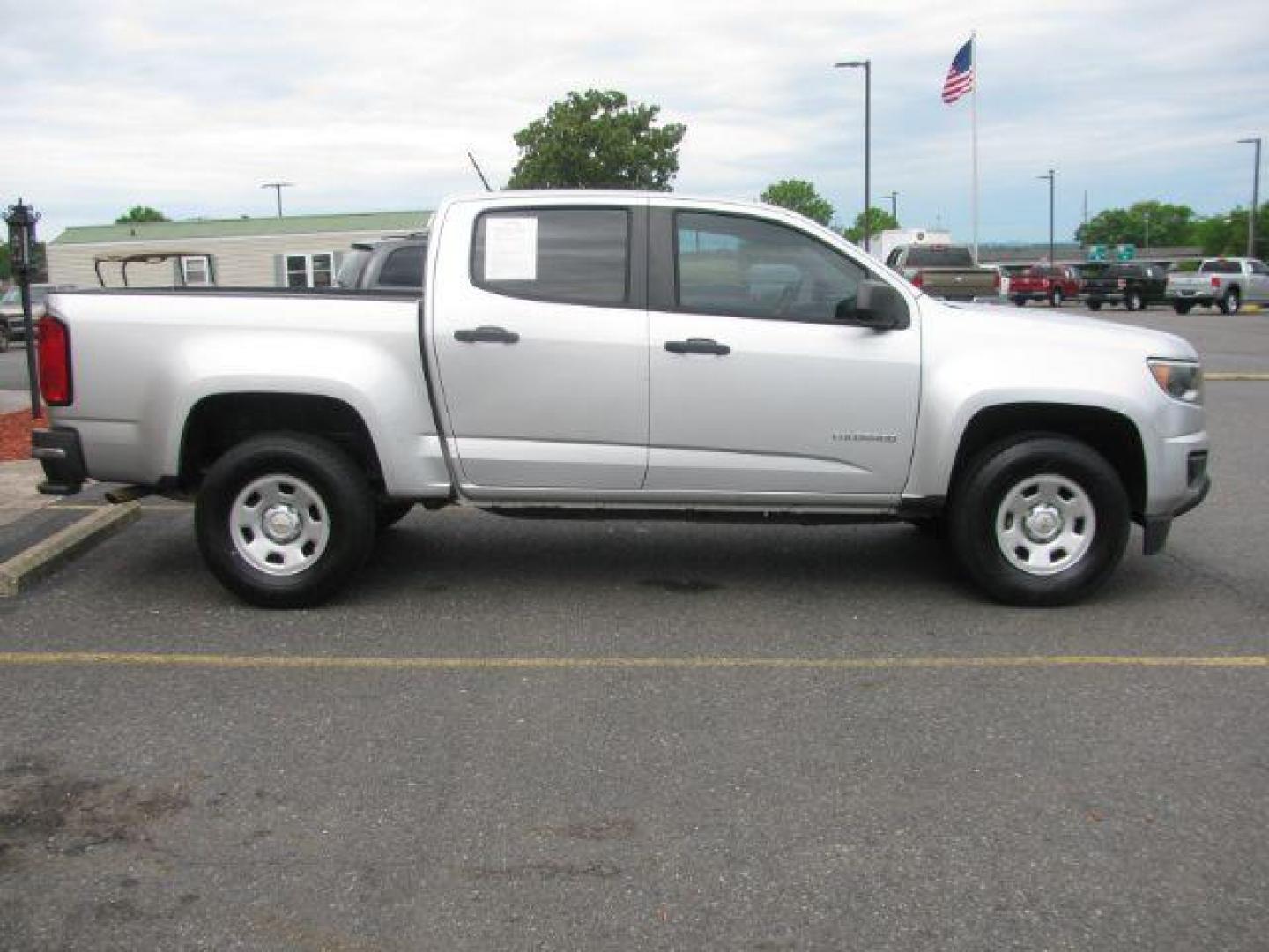2019 Silver Chevrolet Colorado WT (1GCGSBEAXK1) with an 2.5L I-4 gasoline direct injection engine, Automatic transmission, located at 2443 Albert Pike, Hot Springs, AR, 71913, (501) 623-6255, 34.492222, -93.109993 - Photo#5