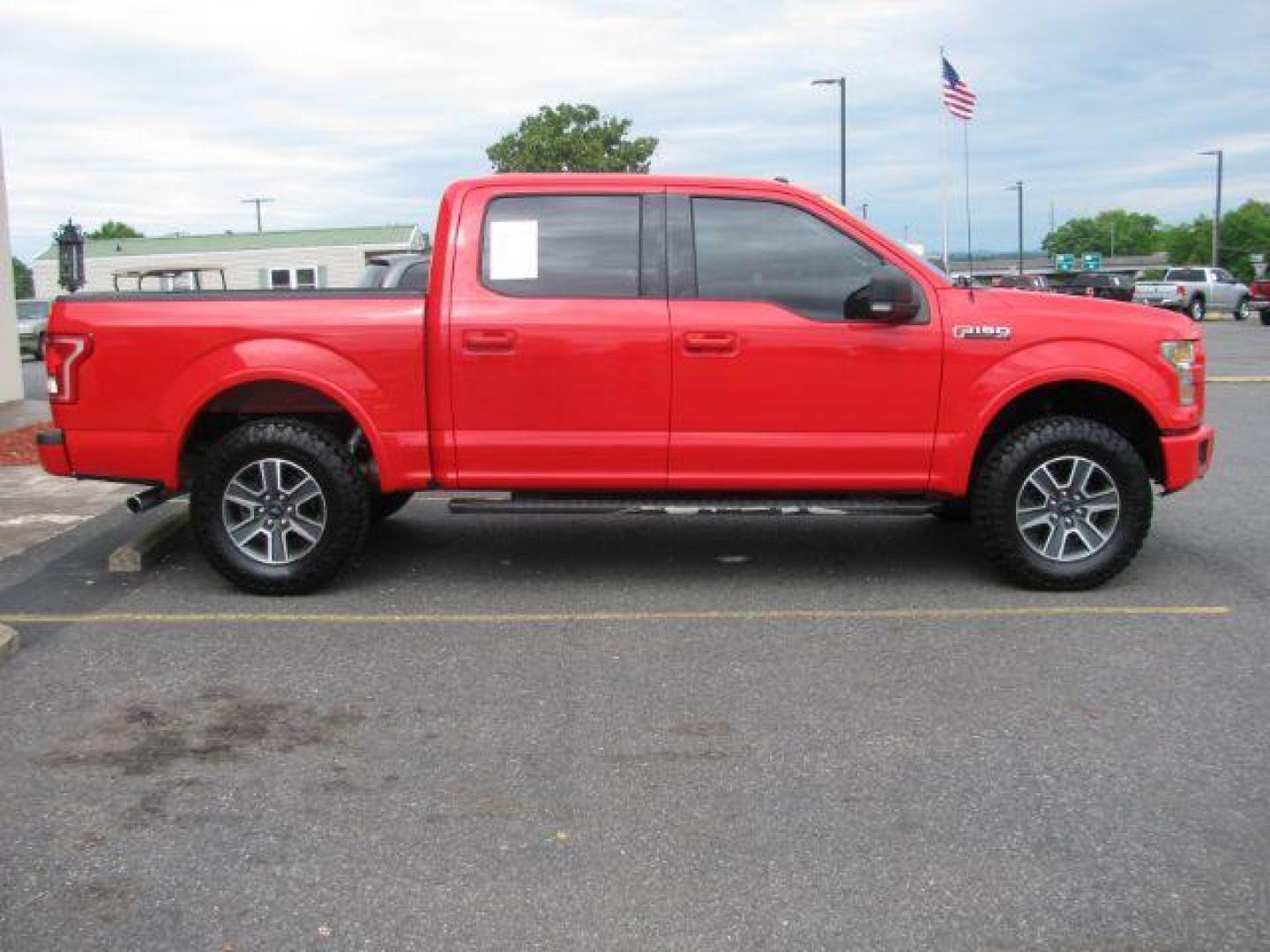 2016 Red Ford F-150 XLT (1FTEW1EP2GK) with an EcoBoost 2.7L V-6 gasoline direct injection engine, Automatic transmission, located at 2443 Albert Pike, Hot Springs, AR, 71913, (501) 623-6255, 34.492222, -93.109993 - Photo#5