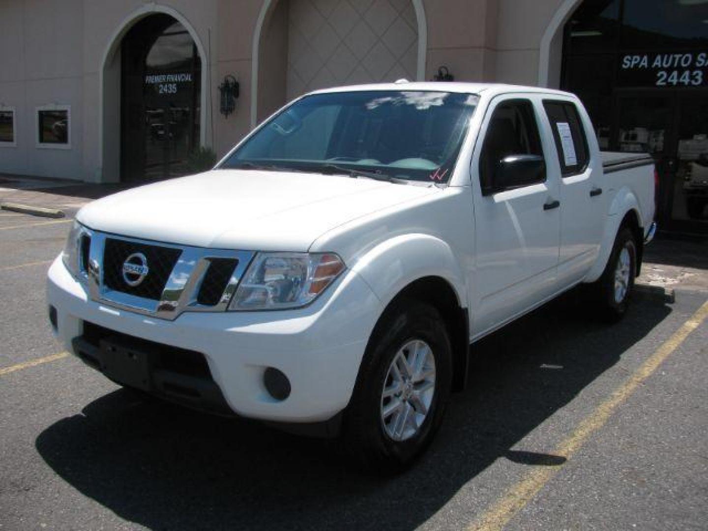 2017 White Nissan Frontier SL Crew Cab 5AT 4WD (1N6AD0EV6HN) with an 4.0L V6 DOHC 24V engine, 5-Speed Automatic transmission, located at 2443 Albert Pike, Hot Springs, AR, 71913, (501) 623-6255, 34.492222, -93.109993 - Photo#0