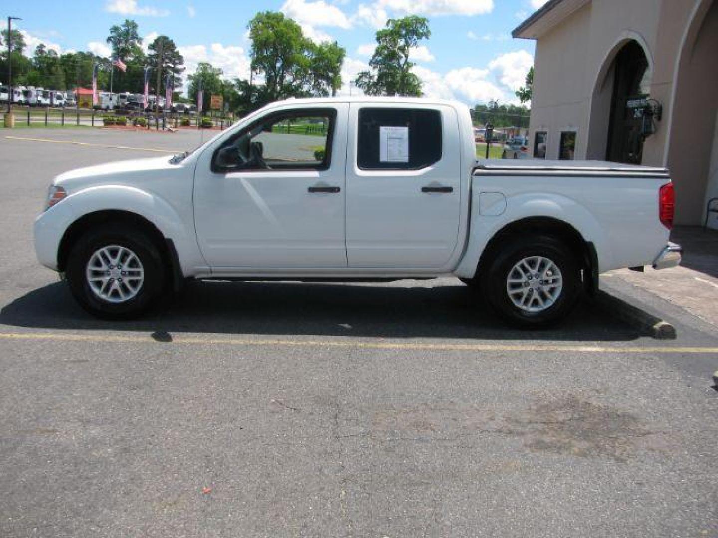 2017 White Nissan Frontier SL Crew Cab 5AT 4WD (1N6AD0EV6HN) with an 4.0L V6 DOHC 24V engine, 5-Speed Automatic transmission, located at 2443 Albert Pike, Hot Springs, AR, 71913, (501) 623-6255, 34.492222, -93.109993 - Photo#1