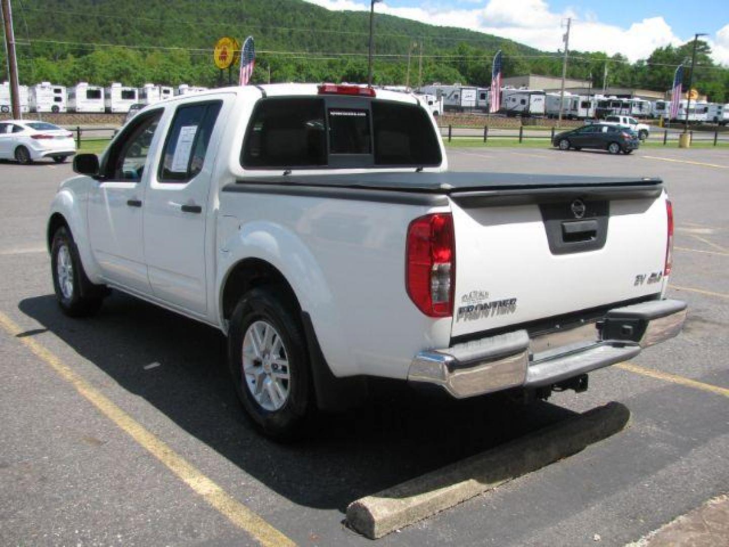 2017 White Nissan Frontier SL Crew Cab 5AT 4WD (1N6AD0EV6HN) with an 4.0L V6 DOHC 24V engine, 5-Speed Automatic transmission, located at 2443 Albert Pike, Hot Springs, AR, 71913, (501) 623-6255, 34.492222, -93.109993 - Photo#2