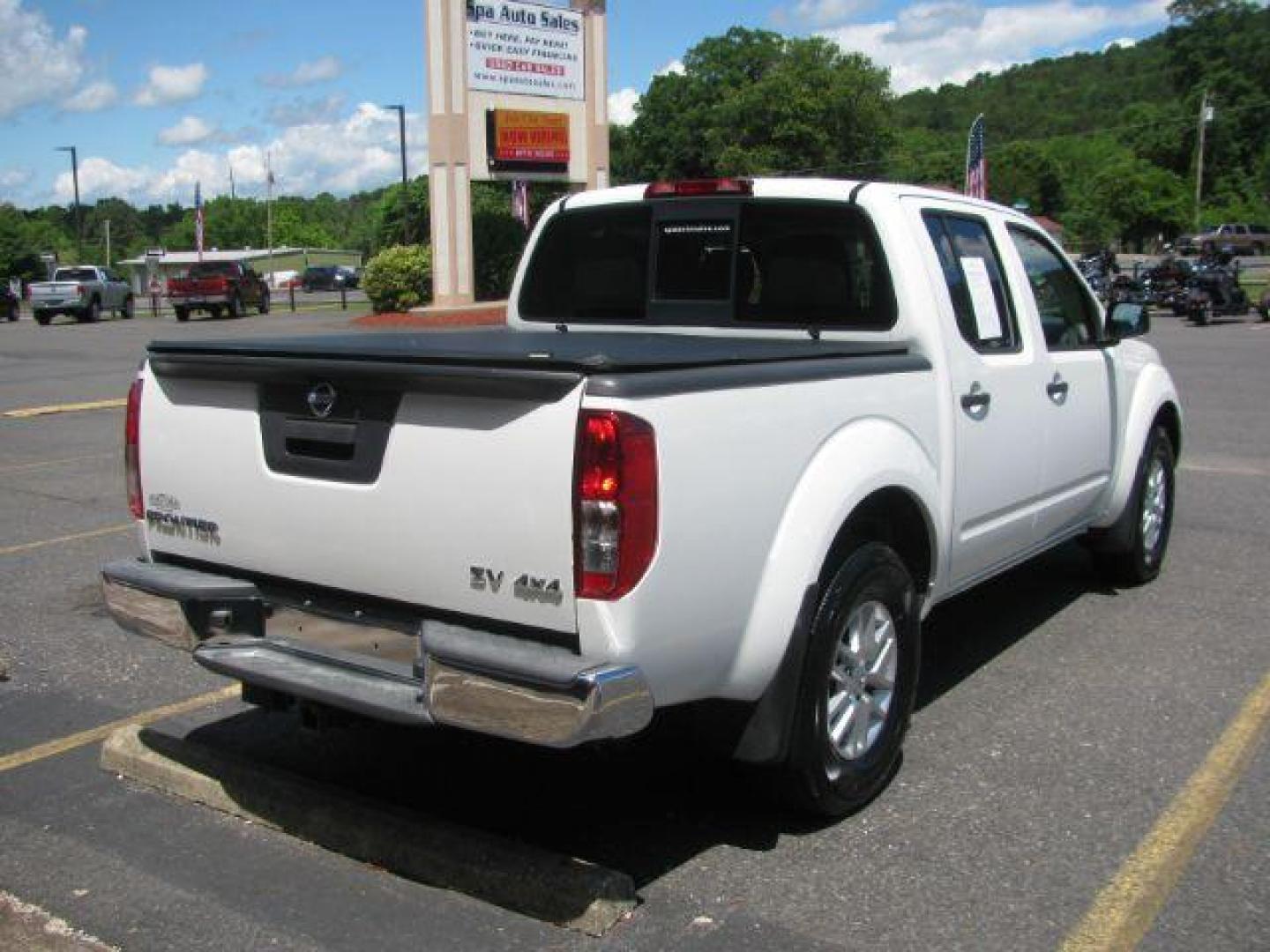 2017 White Nissan Frontier SL Crew Cab 5AT 4WD (1N6AD0EV6HN) with an 4.0L V6 DOHC 24V engine, 5-Speed Automatic transmission, located at 2443 Albert Pike, Hot Springs, AR, 71913, (501) 623-6255, 34.492222, -93.109993 - Photo#3