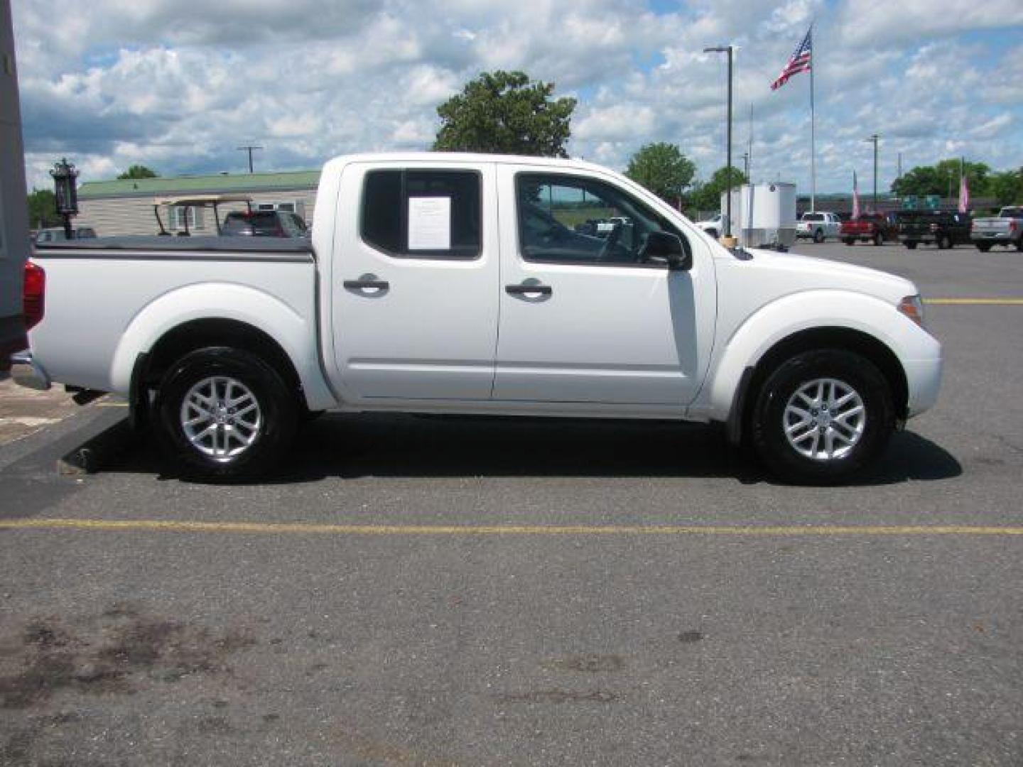 2017 White Nissan Frontier SL Crew Cab 5AT 4WD (1N6AD0EV6HN) with an 4.0L V6 DOHC 24V engine, 5-Speed Automatic transmission, located at 2443 Albert Pike, Hot Springs, AR, 71913, (501) 623-6255, 34.492222, -93.109993 - Photo#4