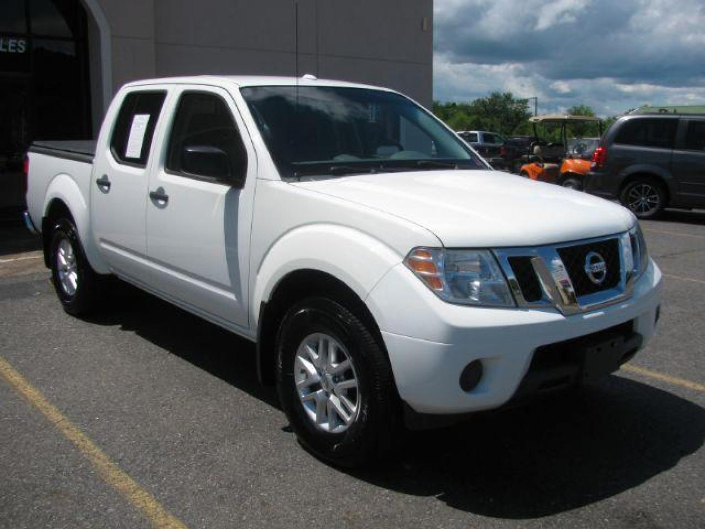 2017 White Nissan Frontier SL Crew Cab 5AT 4WD (1N6AD0EV6HN) with an 4.0L V6 DOHC 24V engine, 5-Speed Automatic transmission, located at 2443 Albert Pike, Hot Springs, AR, 71913, (501) 623-6255, 34.492222, -93.109993 - Photo#5