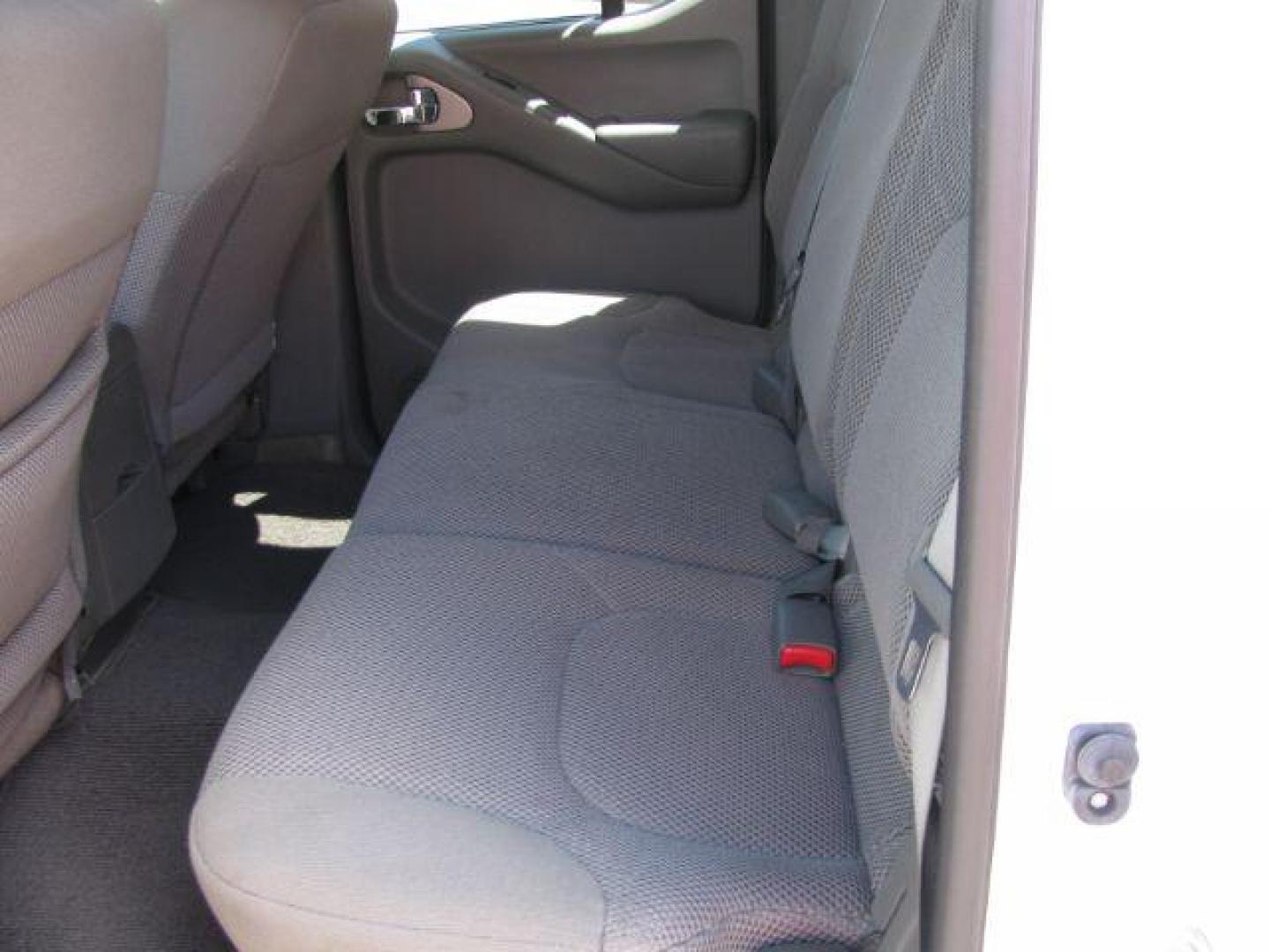 2017 White Nissan Frontier SL Crew Cab 5AT 4WD (1N6AD0EV6HN) with an 4.0L V6 DOHC 24V engine, 5-Speed Automatic transmission, located at 2443 Albert Pike, Hot Springs, AR, 71913, (501) 623-6255, 34.492222, -93.109993 - Photo#6