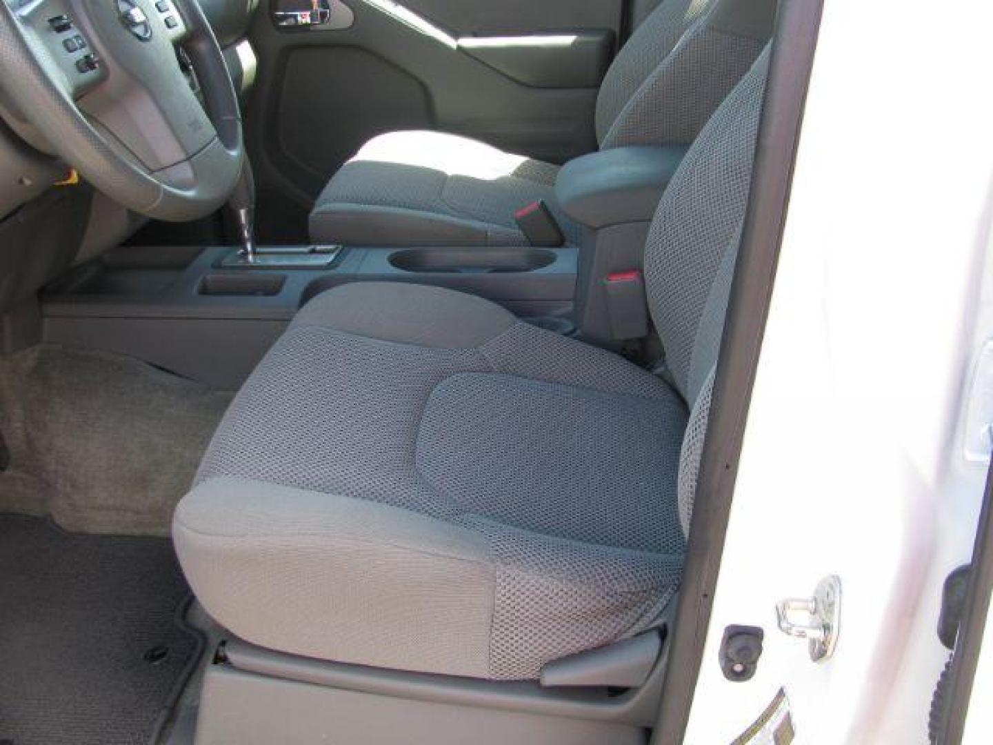 2017 White Nissan Frontier SL Crew Cab 5AT 4WD (1N6AD0EV6HN) with an 4.0L V6 DOHC 24V engine, 5-Speed Automatic transmission, located at 2443 Albert Pike, Hot Springs, AR, 71913, (501) 623-6255, 34.492222, -93.109993 - Photo#7