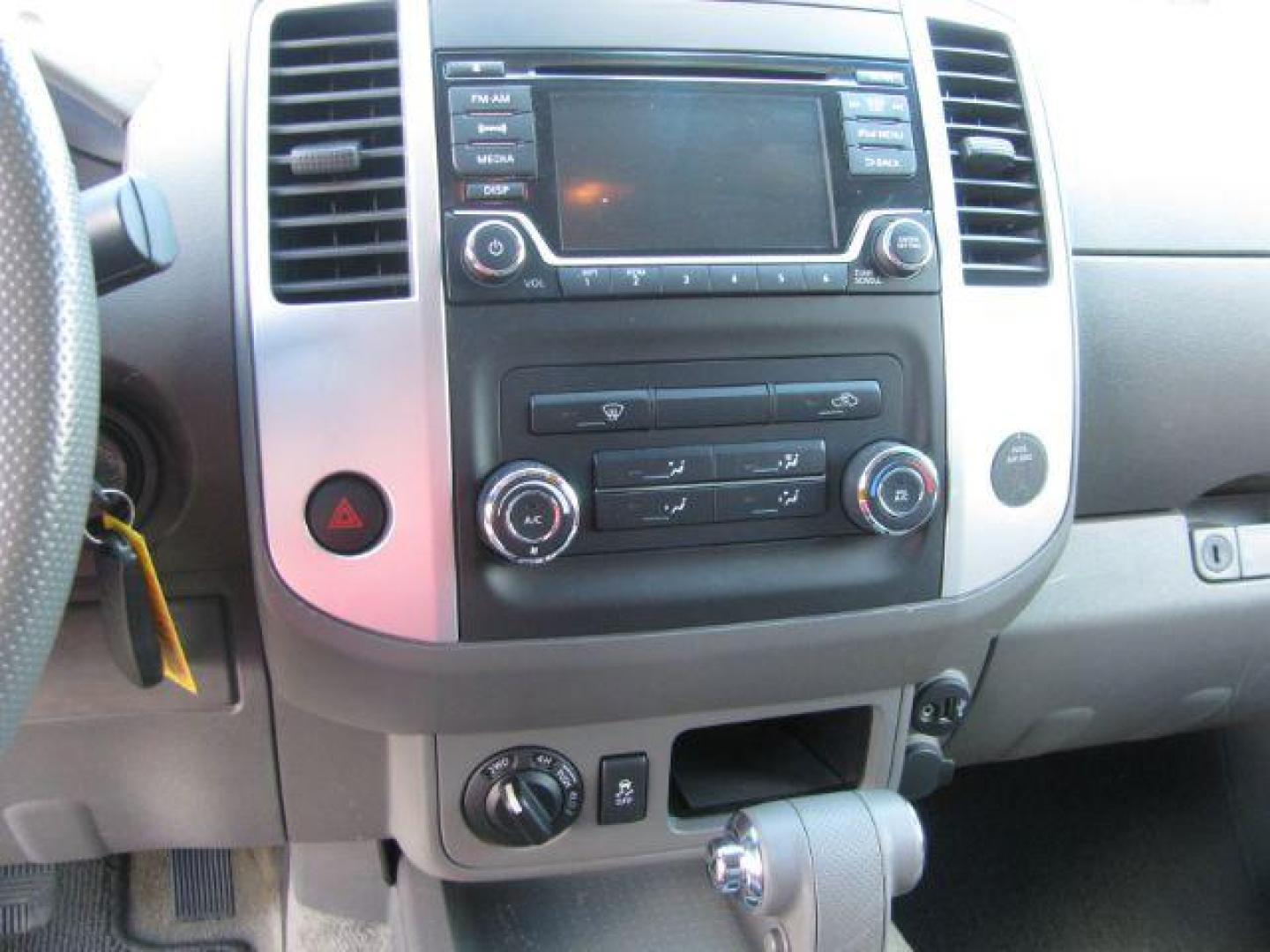 2017 White Nissan Frontier SL Crew Cab 5AT 4WD (1N6AD0EV6HN) with an 4.0L V6 DOHC 24V engine, 5-Speed Automatic transmission, located at 2443 Albert Pike, Hot Springs, AR, 71913, (501) 623-6255, 34.492222, -93.109993 - Photo#8