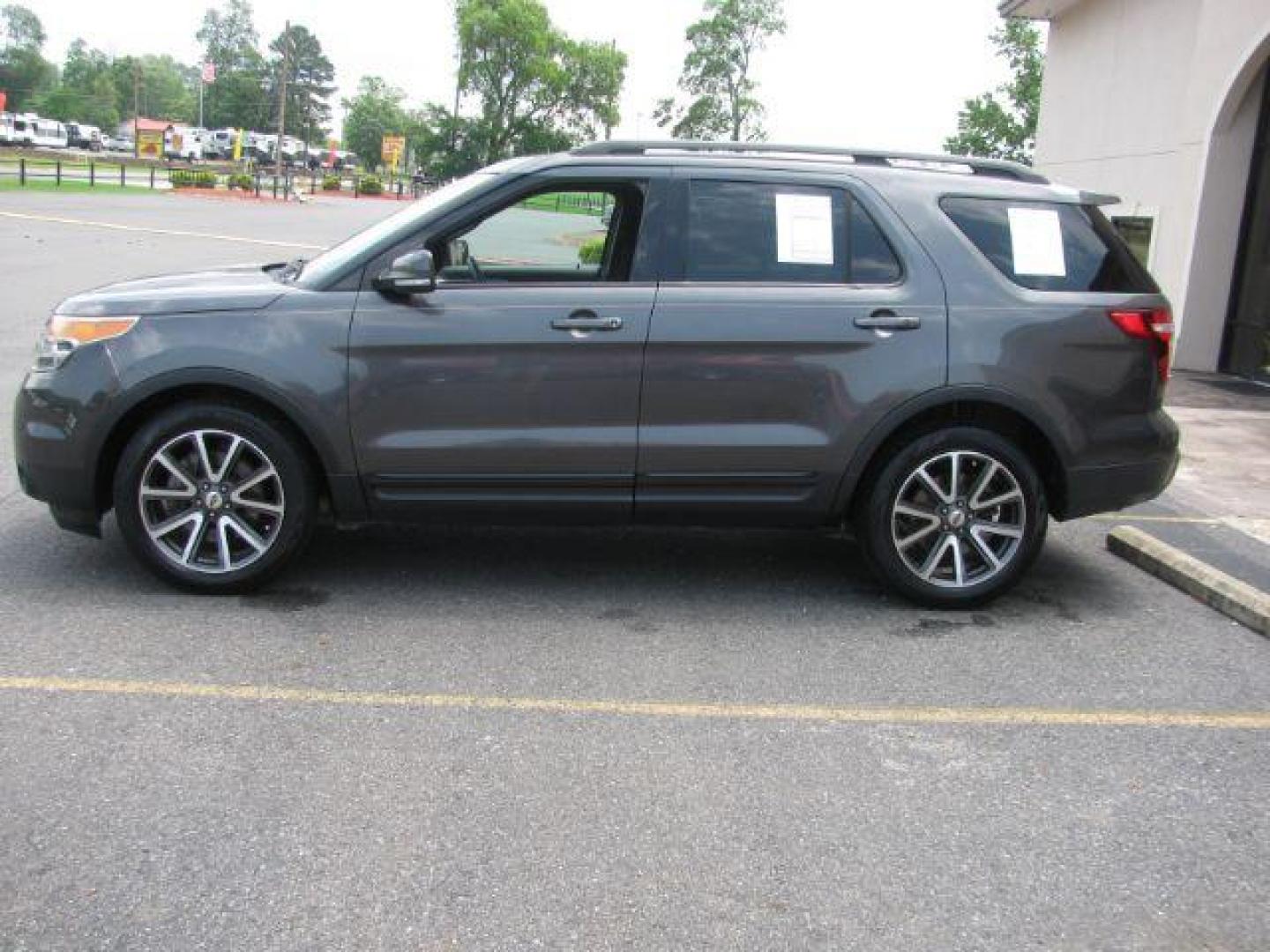 2015 Gray Ford Explorer XLT (1FM5K7D87FG) with an 3.5L engine, Automatic transmission, located at 2443 Albert Pike, Hot Springs, AR, 71913, (501) 623-6255, 34.492222, -93.109993 - Photo#1