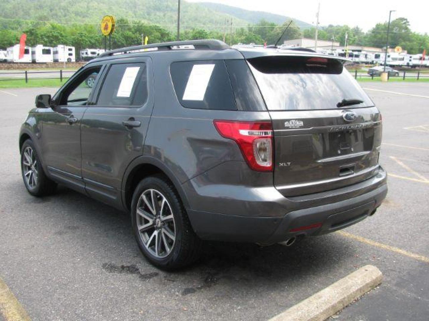 2015 Gray Ford Explorer XLT (1FM5K7D87FG) with an 3.5L engine, Automatic transmission, located at 2443 Albert Pike, Hot Springs, AR, 71913, (501) 623-6255, 34.492222, -93.109993 - Photo#2