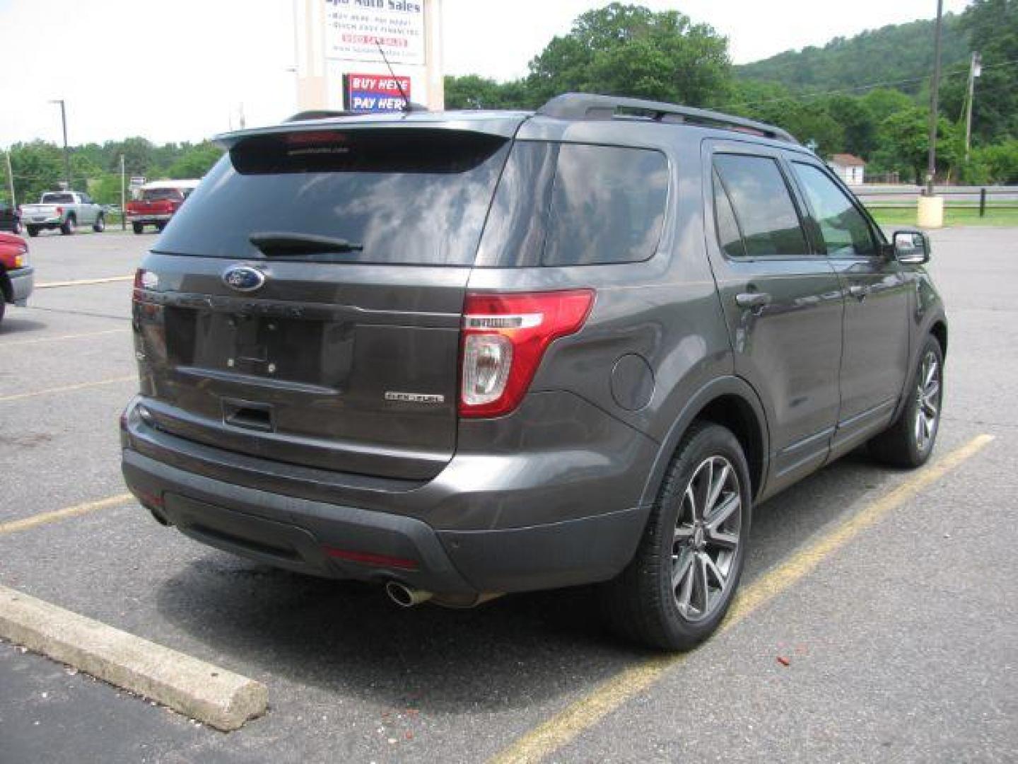 2015 Gray Ford Explorer XLT (1FM5K7D87FG) with an 3.5L engine, Automatic transmission, located at 2443 Albert Pike, Hot Springs, AR, 71913, (501) 623-6255, 34.492222, -93.109993 - Photo#3