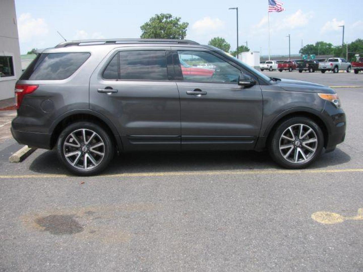 2015 Gray Ford Explorer XLT (1FM5K7D87FG) with an 3.5L engine, Automatic transmission, located at 2443 Albert Pike, Hot Springs, AR, 71913, (501) 623-6255, 34.492222, -93.109993 - Photo#4