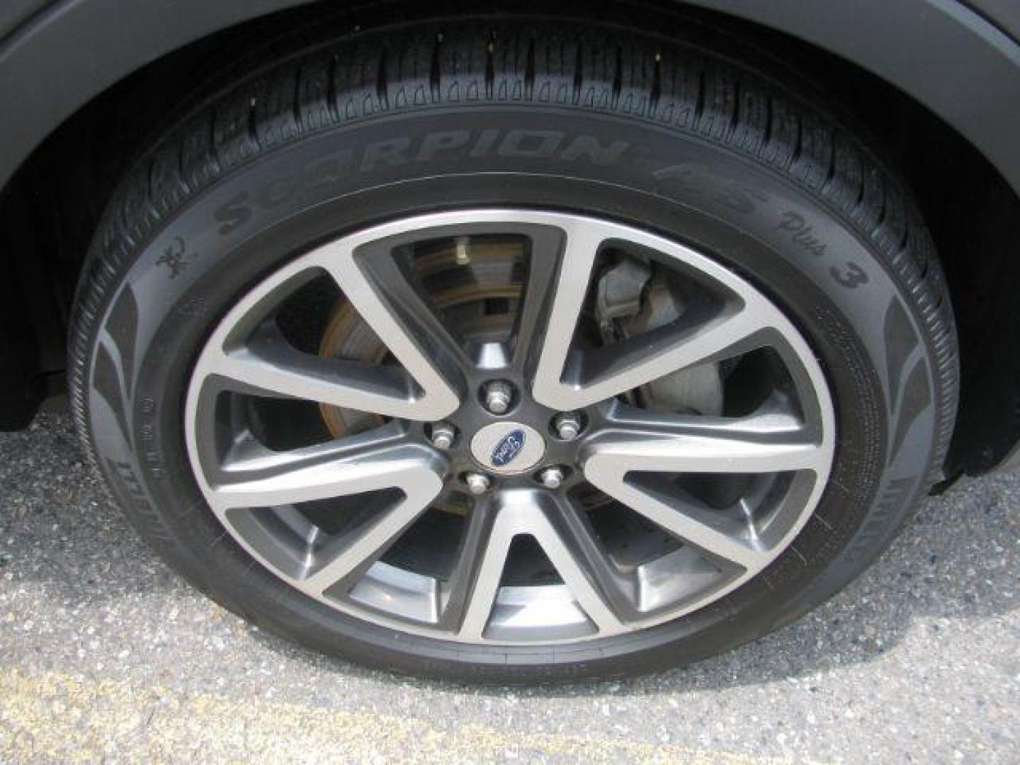 2015 Gray Ford Explorer XLT (1FM5K7D87FG) with an 3.5L engine, Automatic transmission, located at 2443 Albert Pike, Hot Springs, AR, 71913, (501) 623-6255, 34.492222, -93.109993 - Photo#6