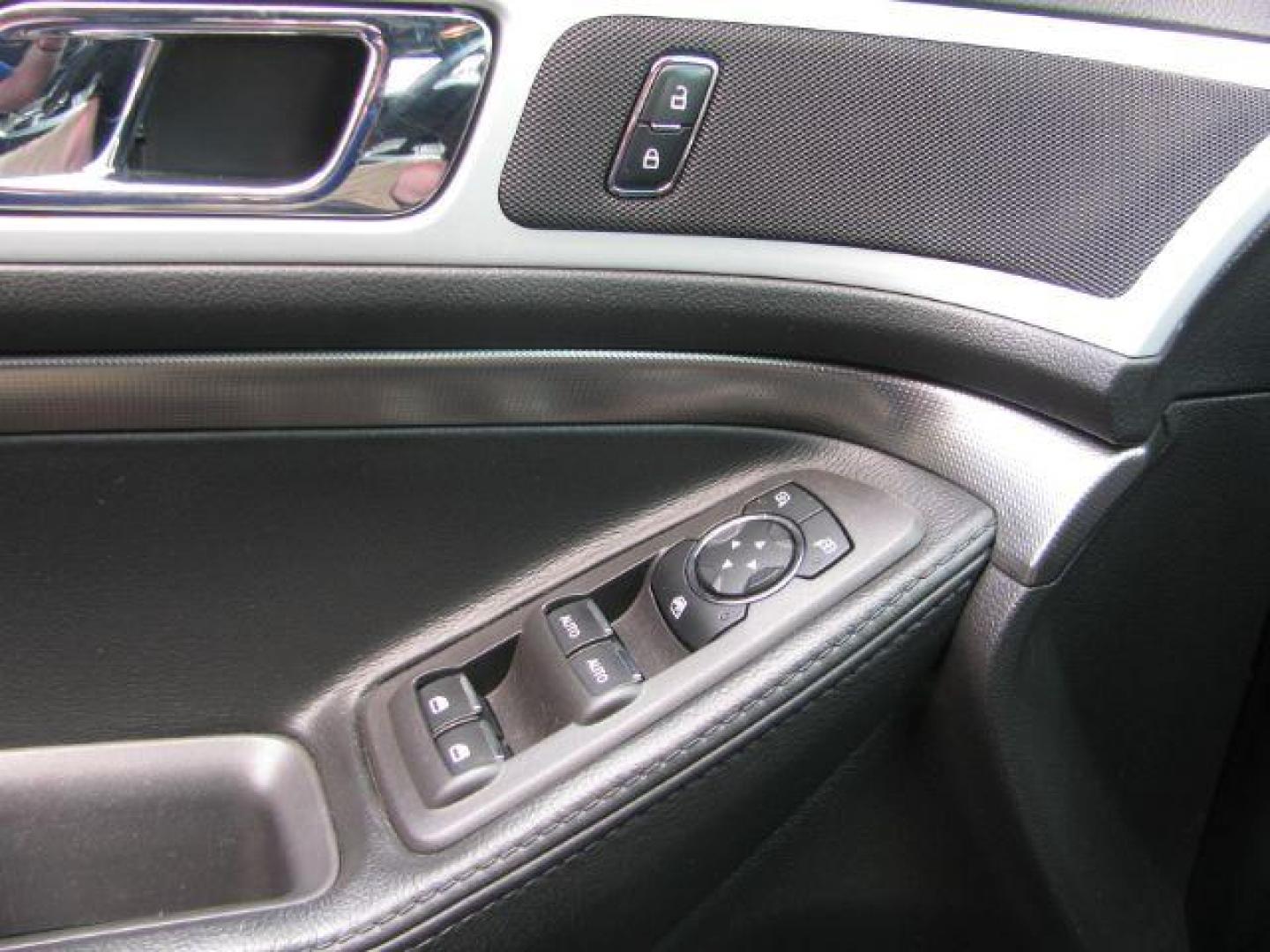 2015 Gray Ford Explorer XLT (1FM5K7D87FG) with an 3.5L engine, Automatic transmission, located at 2443 Albert Pike, Hot Springs, AR, 71913, (501) 623-6255, 34.492222, -93.109993 - Photo#10