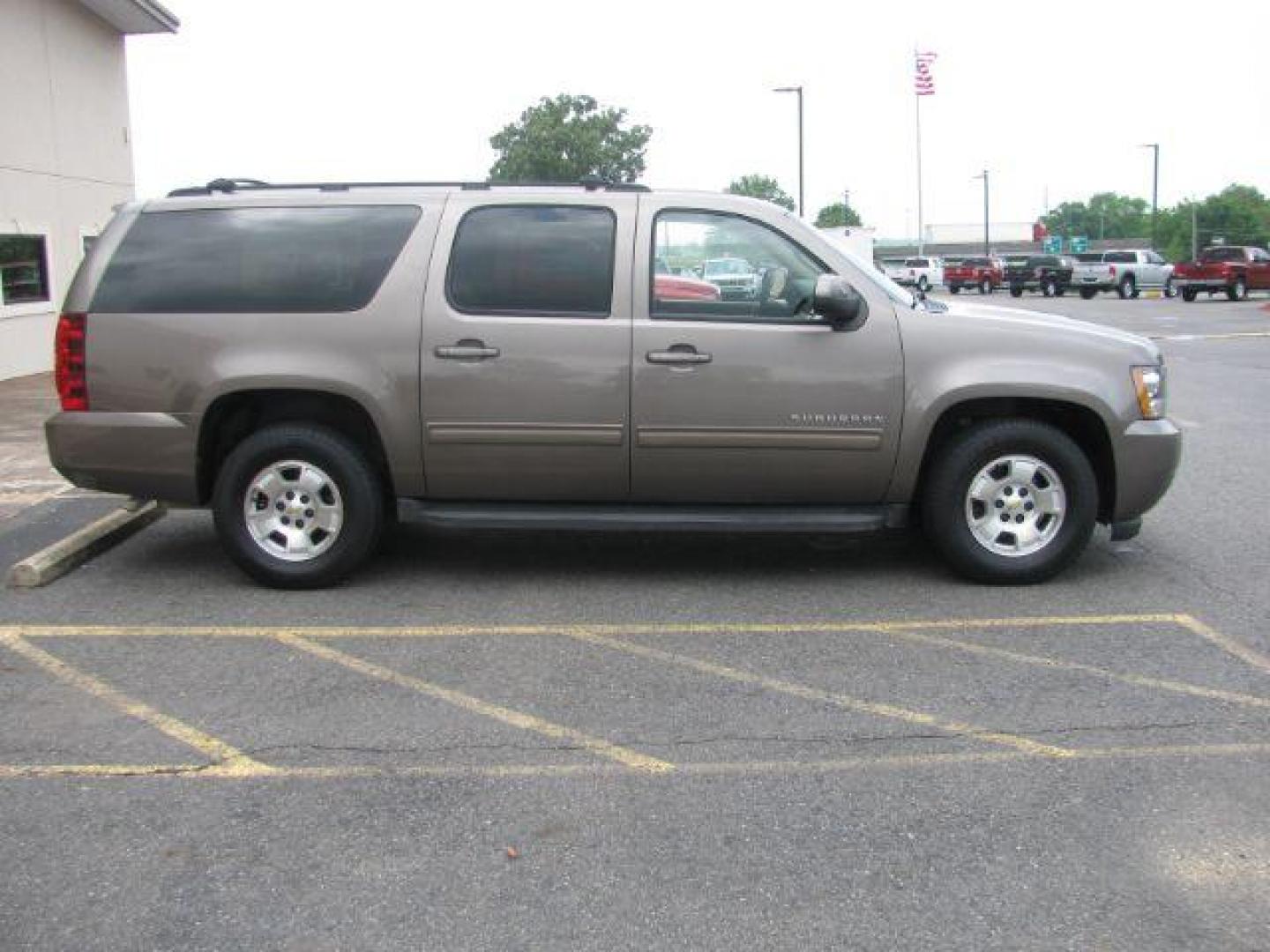 2011 Brown Chevrolet Suburban 1500 LS (1GNSCHE0XBR) with an Vortec 5.3L V-8 variable valve control engine, Automatic transmission, located at 2443 Albert Pike, Hot Springs, AR, 71913, (501) 623-6255, 34.492222, -93.109993 - Photo#4