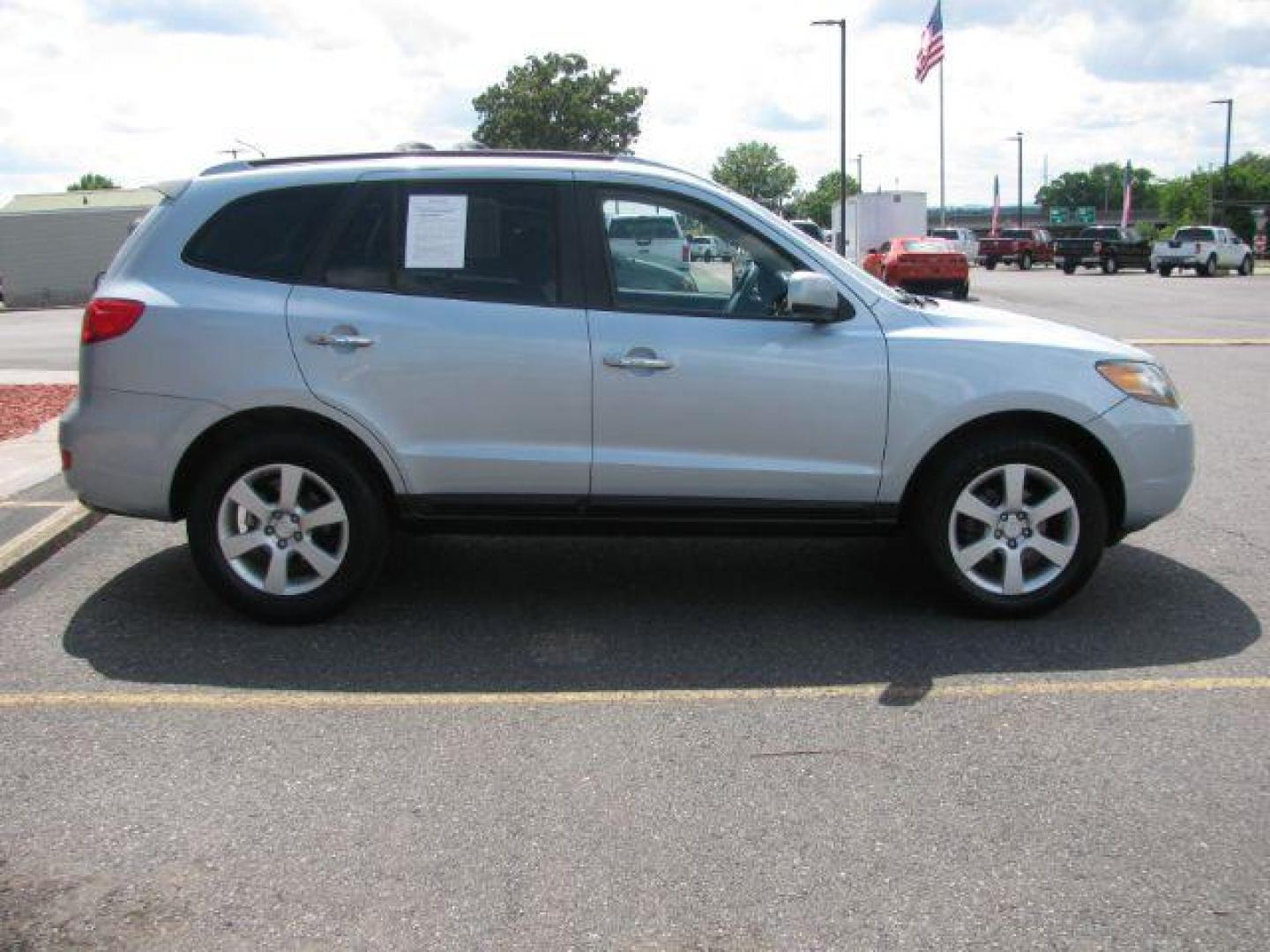 2007 Silver Hyundai Santa Fe SE | Limited (5NMSH13E27H) with an 3.3L V-6 DOHC engine, Automatic transmission, located at 2443 Albert Pike, Hot Springs, AR, 71913, (501) 623-6255, 34.492222, -93.109993 - Photo#4