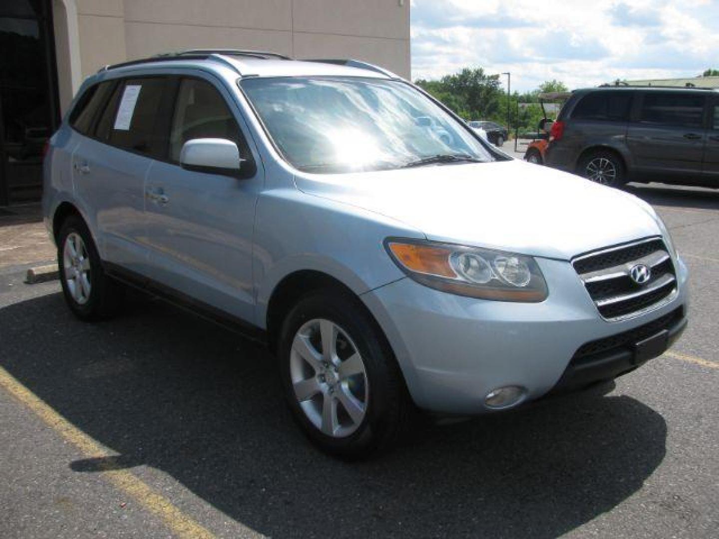 2007 Silver Hyundai Santa Fe SE | Limited (5NMSH13E27H) with an 3.3L V-6 DOHC engine, Automatic transmission, located at 2443 Albert Pike, Hot Springs, AR, 71913, (501) 623-6255, 34.492222, -93.109993 - Photo#5