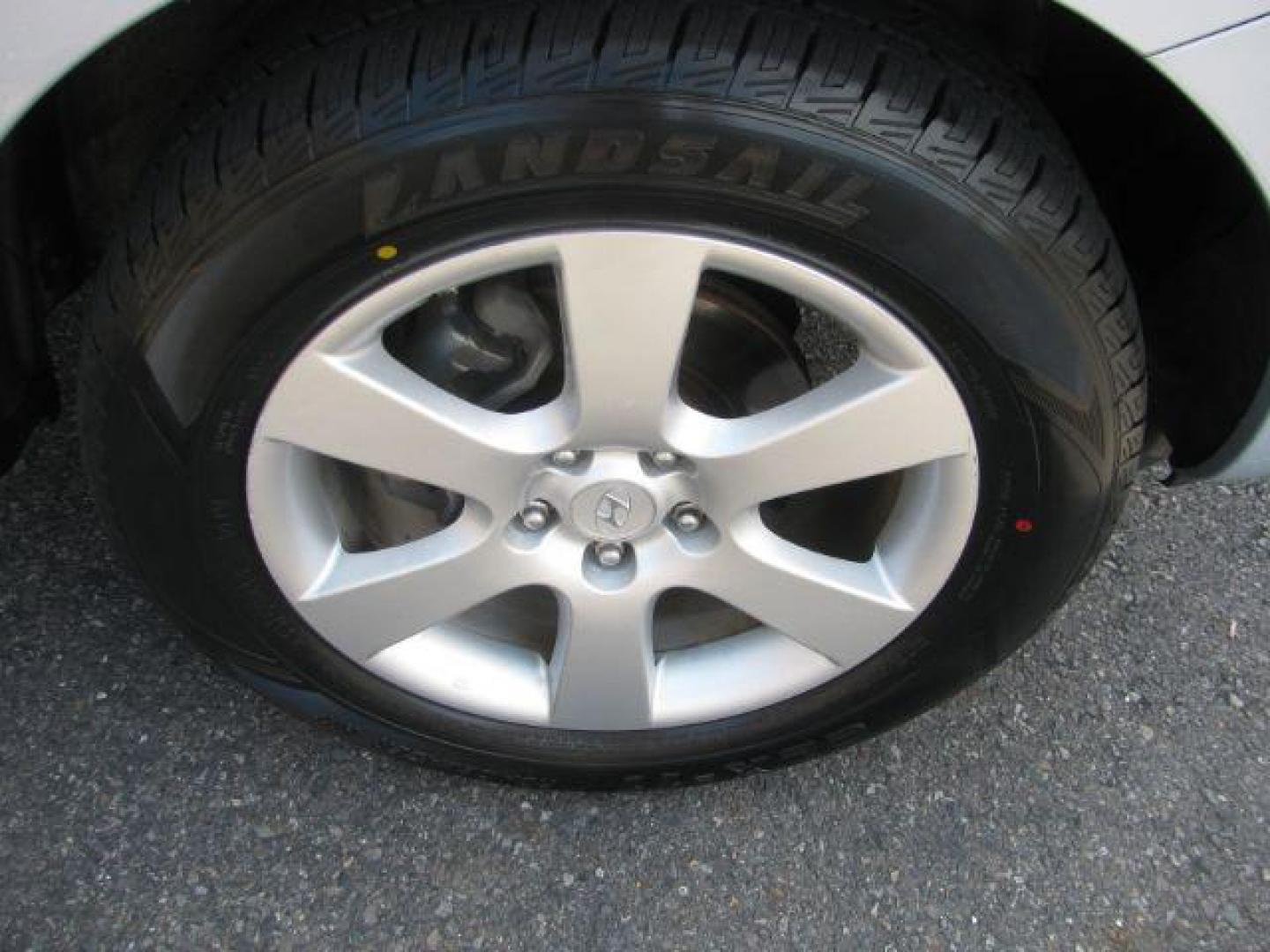 2007 Silver Hyundai Santa Fe SE | Limited (5NMSH13E27H) with an 3.3L V-6 DOHC engine, Automatic transmission, located at 2443 Albert Pike, Hot Springs, AR, 71913, (501) 623-6255, 34.492222, -93.109993 - Photo#6