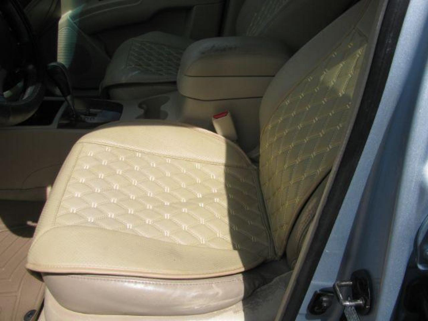 2007 Silver Hyundai Santa Fe SE | Limited (5NMSH13E27H) with an 3.3L V-6 DOHC engine, Automatic transmission, located at 2443 Albert Pike, Hot Springs, AR, 71913, (501) 623-6255, 34.492222, -93.109993 - Photo#8